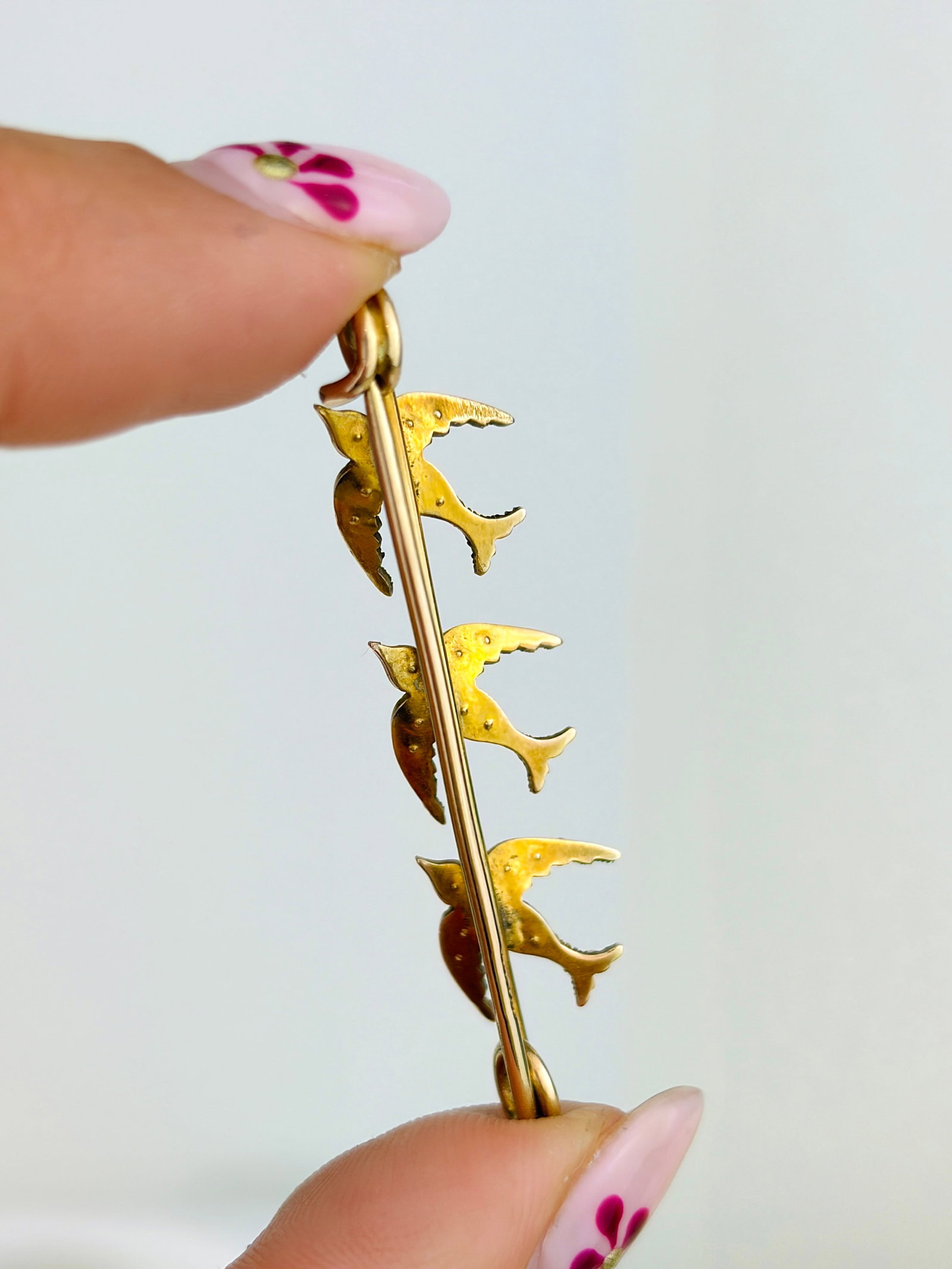 ANTIQUE 9CT YELLOW GOLD PEARL SWALLOW BIRD BAR BROOCH - 3