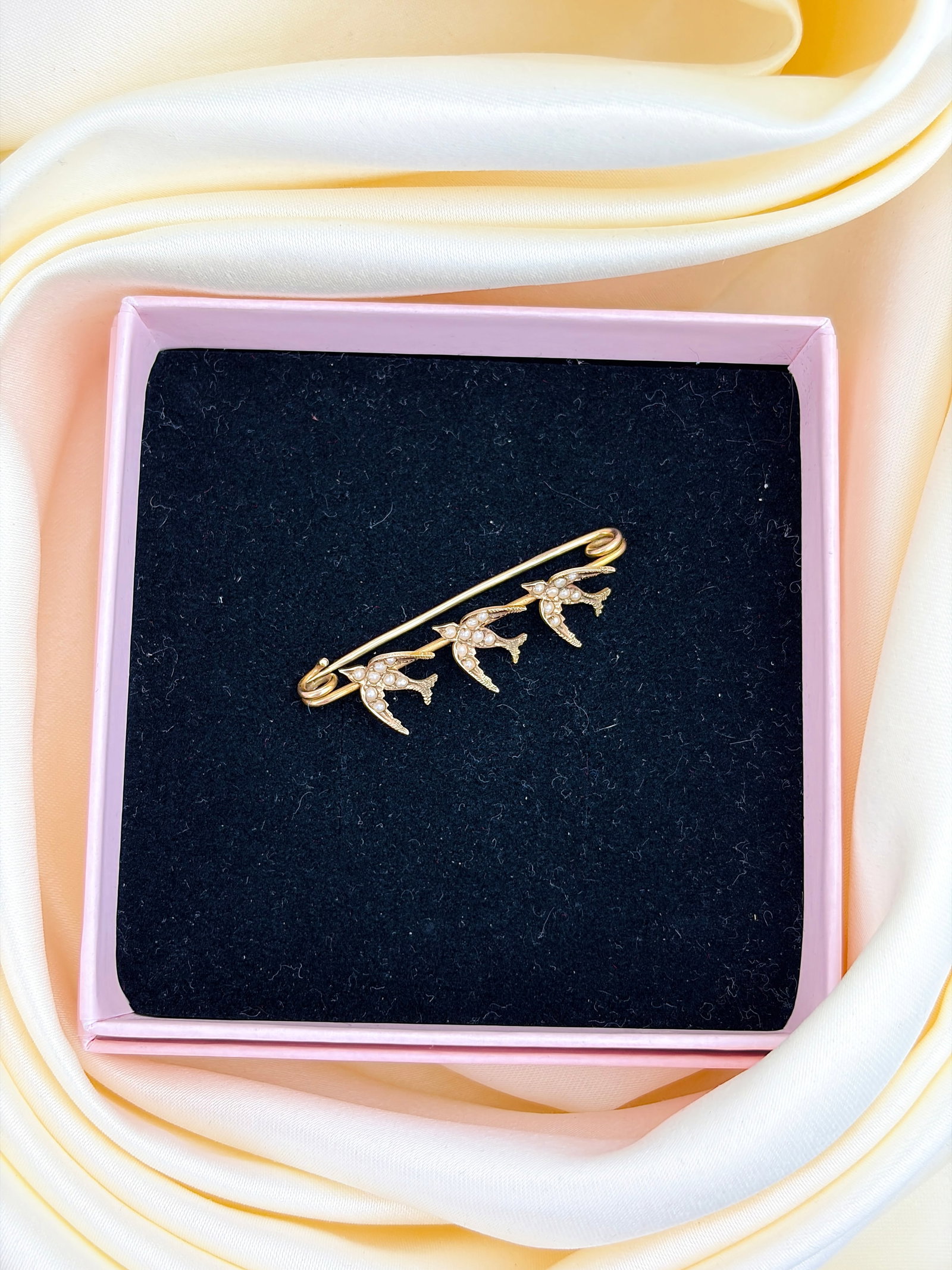 ANTIQUE 9CT YELLOW GOLD PEARL SWALLOW BIRD BAR BROOCH - 7