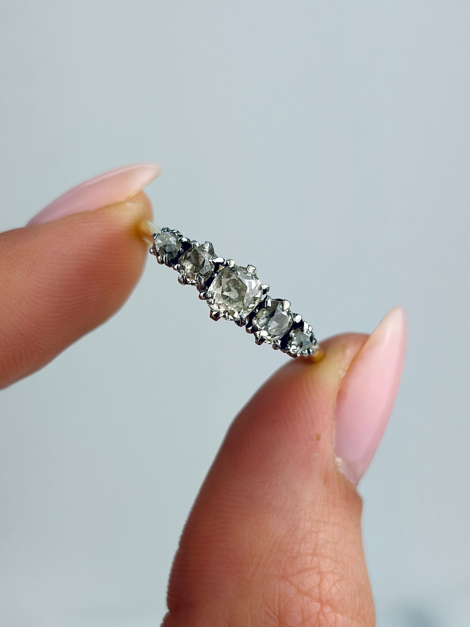 ANTIQUE 18CT YELLOW GOLD DIAMOND 5 STONE RING - 5
