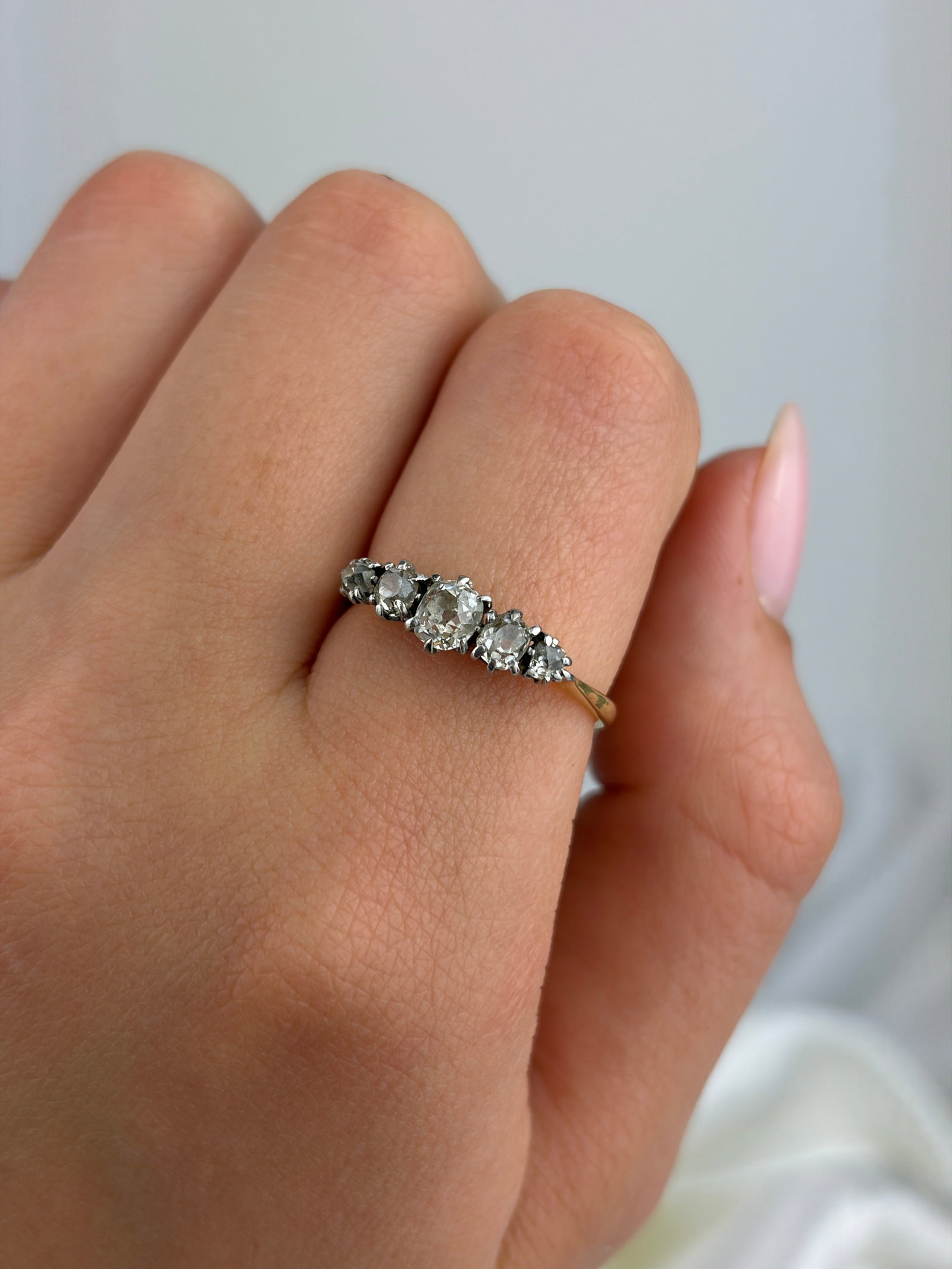 ANTIQUE 18CT YELLOW GOLD DIAMOND 5 STONE RING - 8