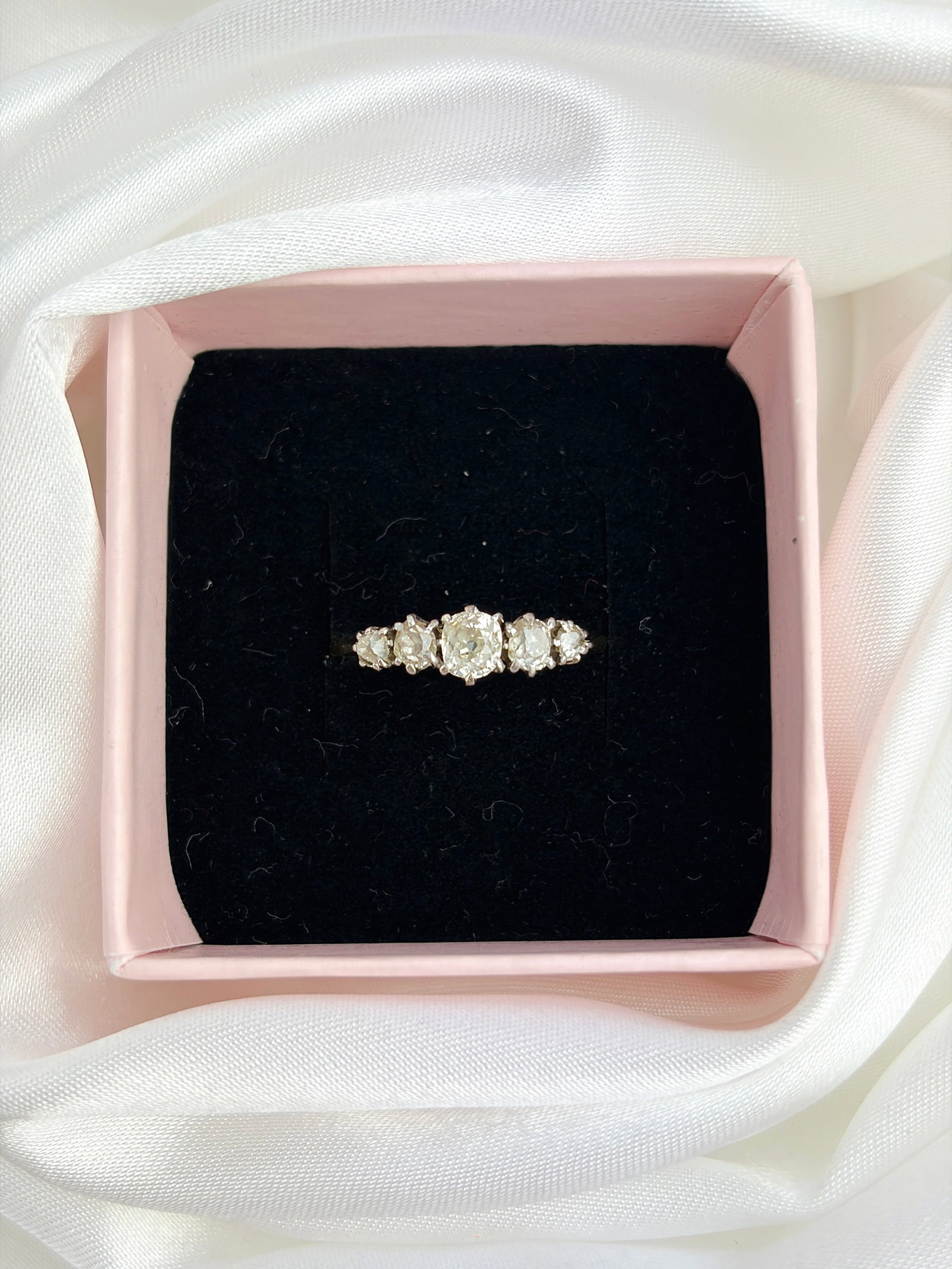 ANTIQUE 18CT YELLOW GOLD DIAMOND 5 STONE RING - 9