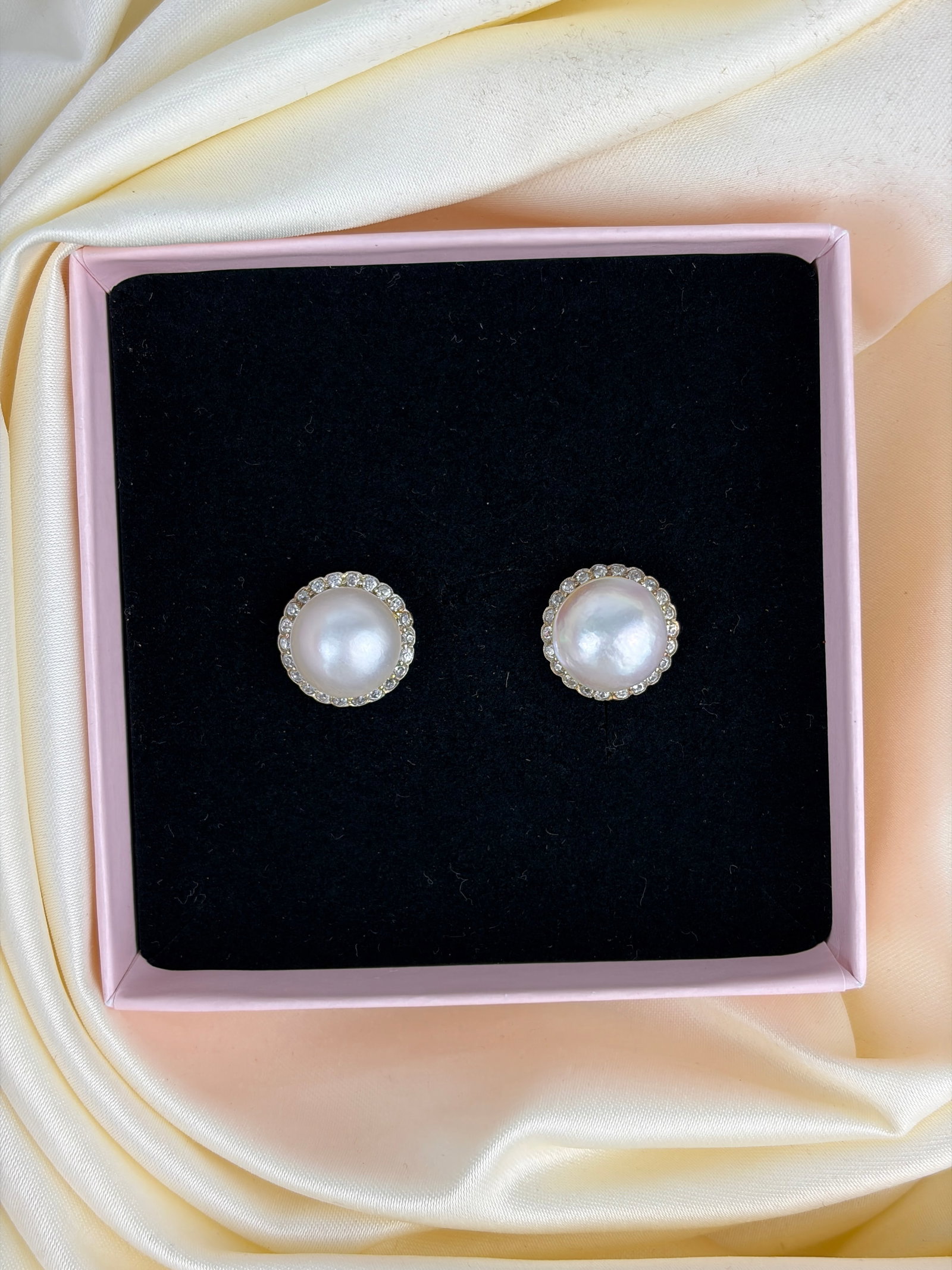 Extra large pearl and diamond earrings in gold - 8