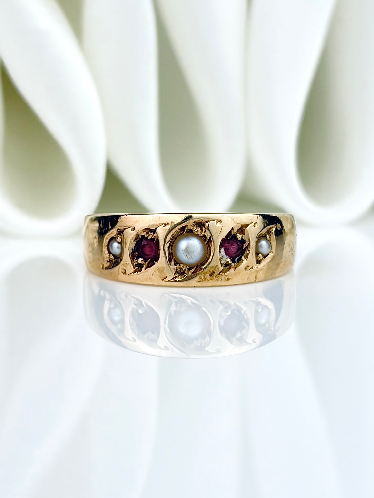 ANTIQUE 15CT YELLOW GOLD RUBY AND PEARL 5 STONE RING: ANTIQUE 15CT YELLOW GOLD RUBY AND PEARL 5 STONE RING So pretty!