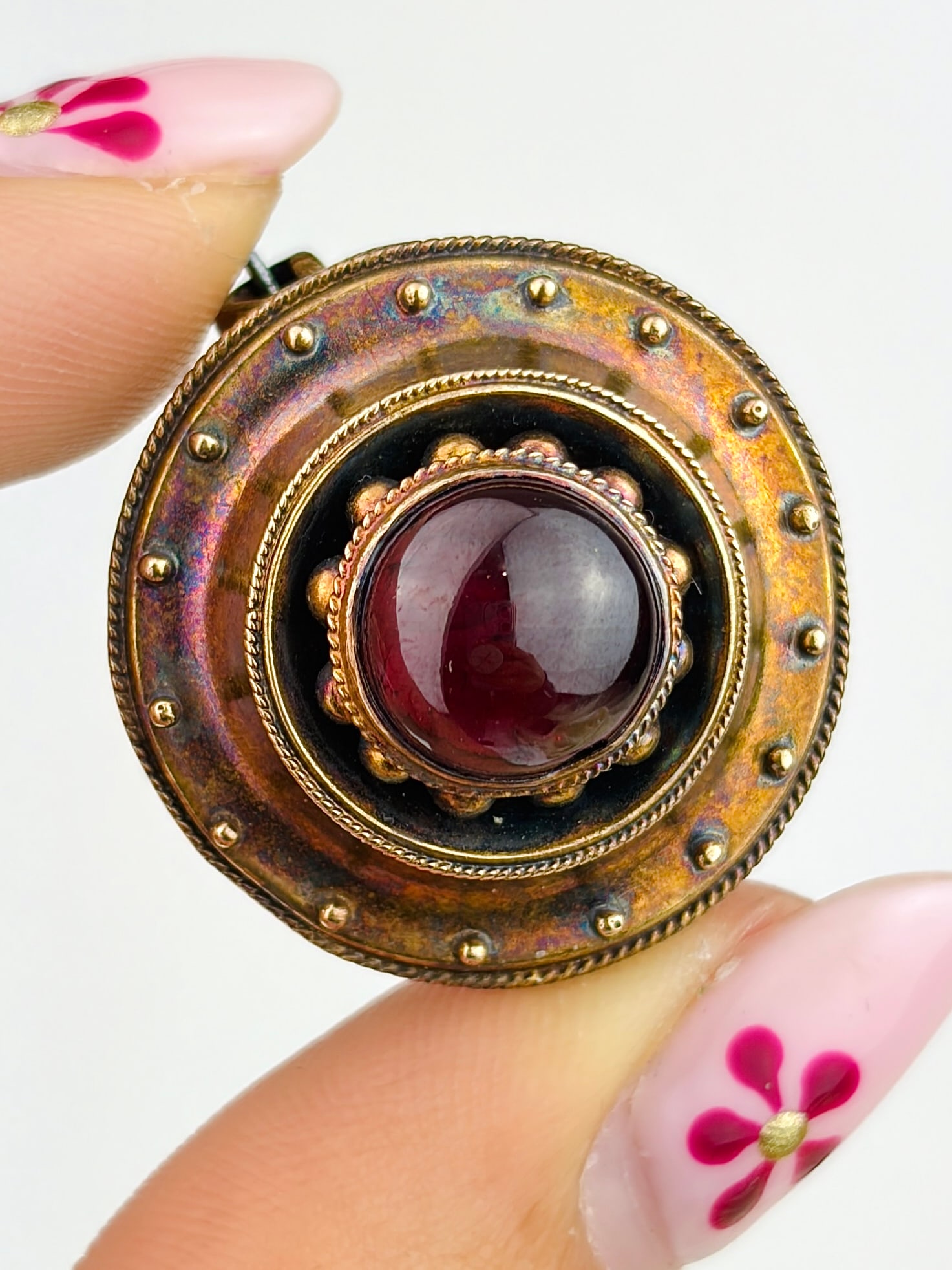 ANTIQUE 15CT GOLD CABOCHON GARNET BROOCH WITH LOCKET BACK: ANTIQUE 15CT GOLD CABOCHON GARNET BROOCH WITH LOCKET BACK A beautiful etruscan revival brooch!