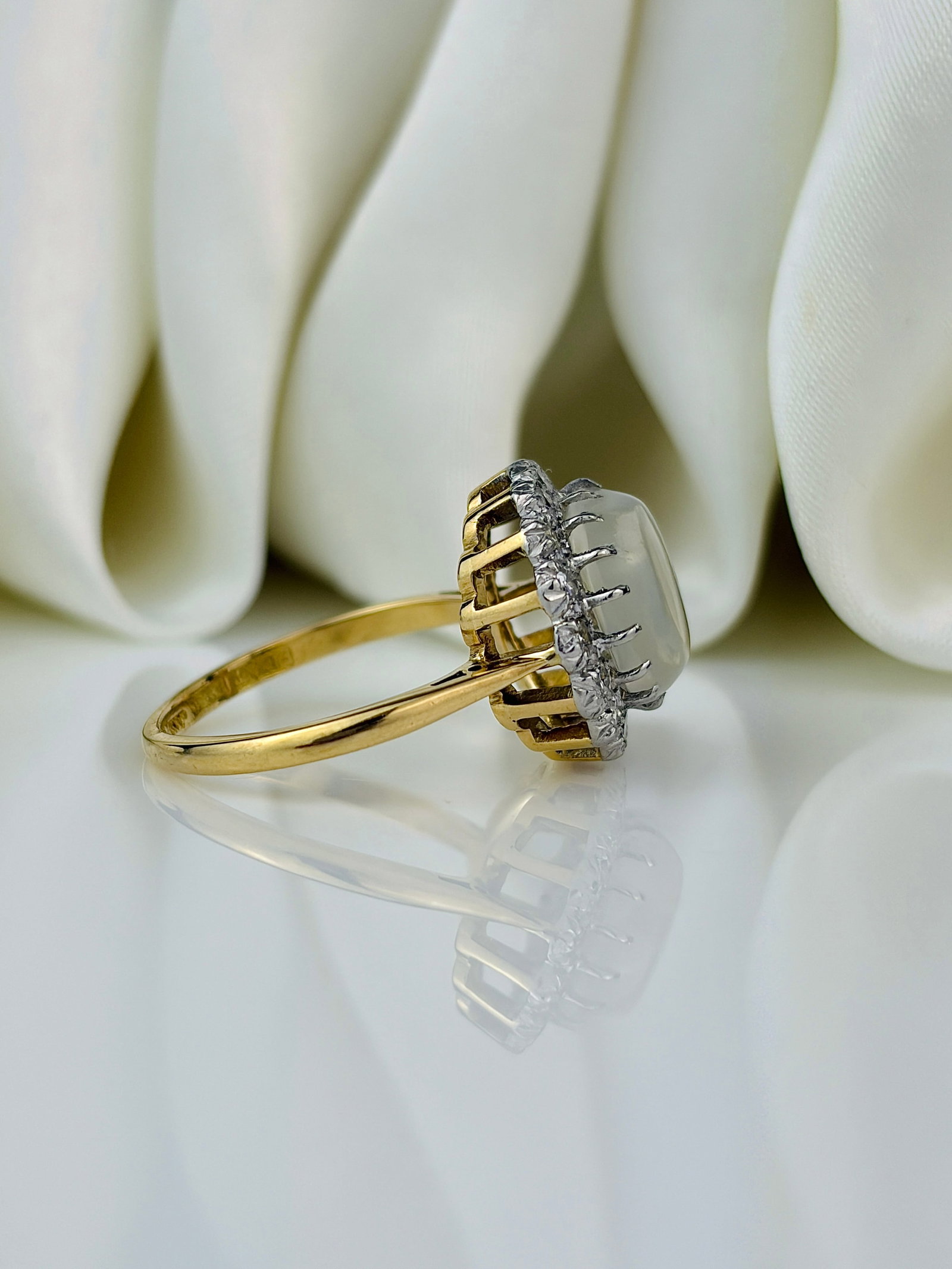 Art Deco Diamond and Moonstone 18 Carat Gold and Platinum Ring - 2