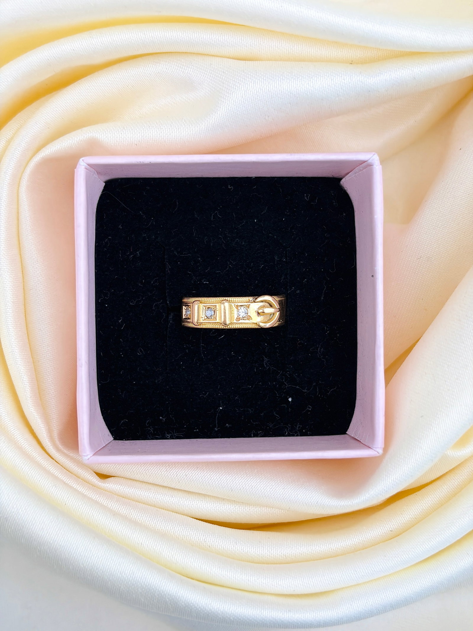 ANTIQUE C.1890 18CT YELLOW GOLD DIAMOND 3 STONE BUCKLE RING - 9