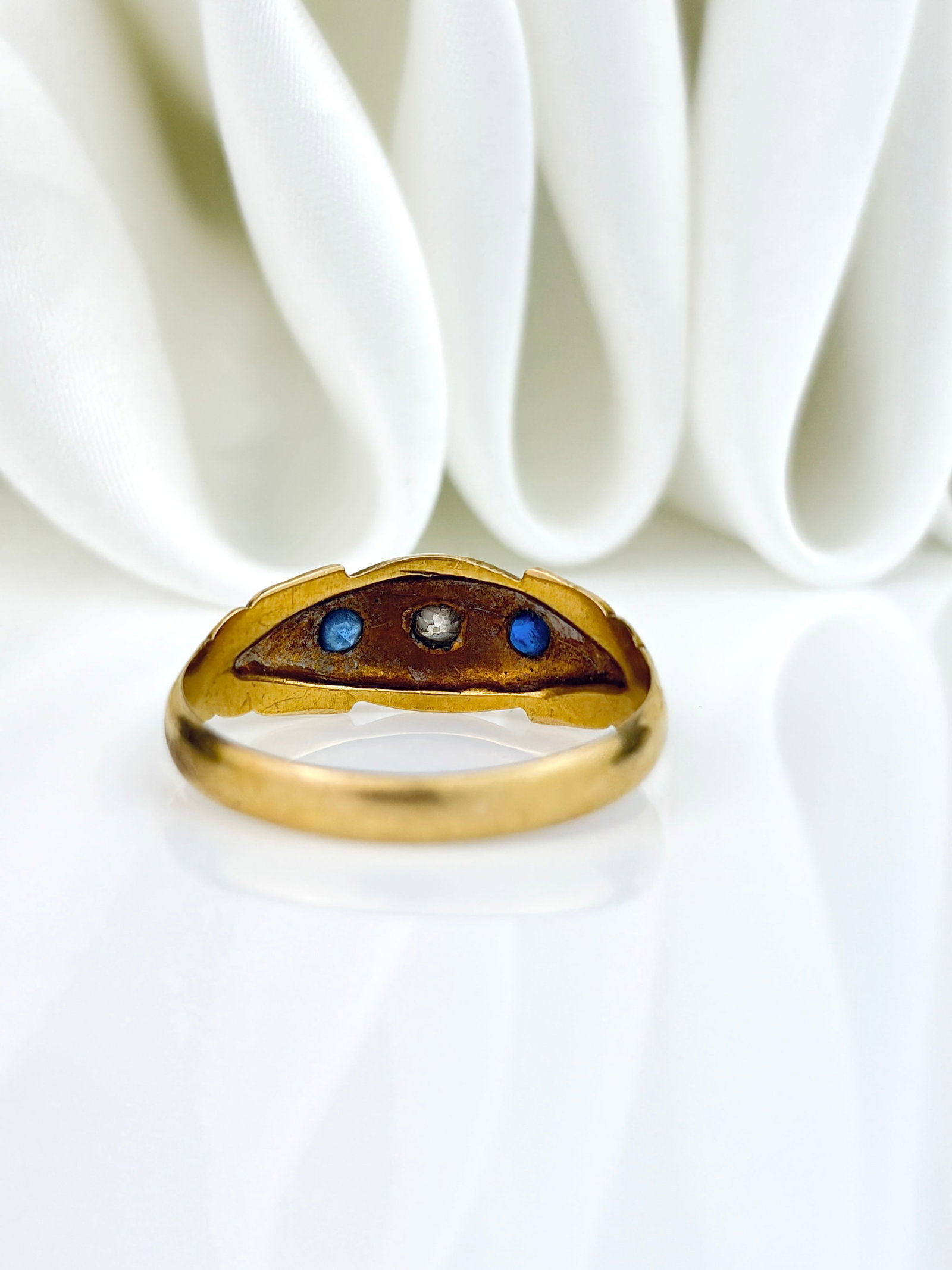 ANTIQUE C.1899 SAPPHIRE AND DIAMOND 3 STONE RING IN 18CT YELLOW GOLD - 3