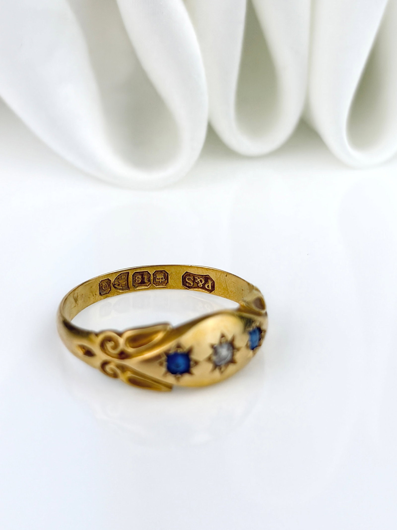 ANTIQUE C.1899 SAPPHIRE AND DIAMOND 3 STONE RING IN 18CT YELLOW GOLD - 4