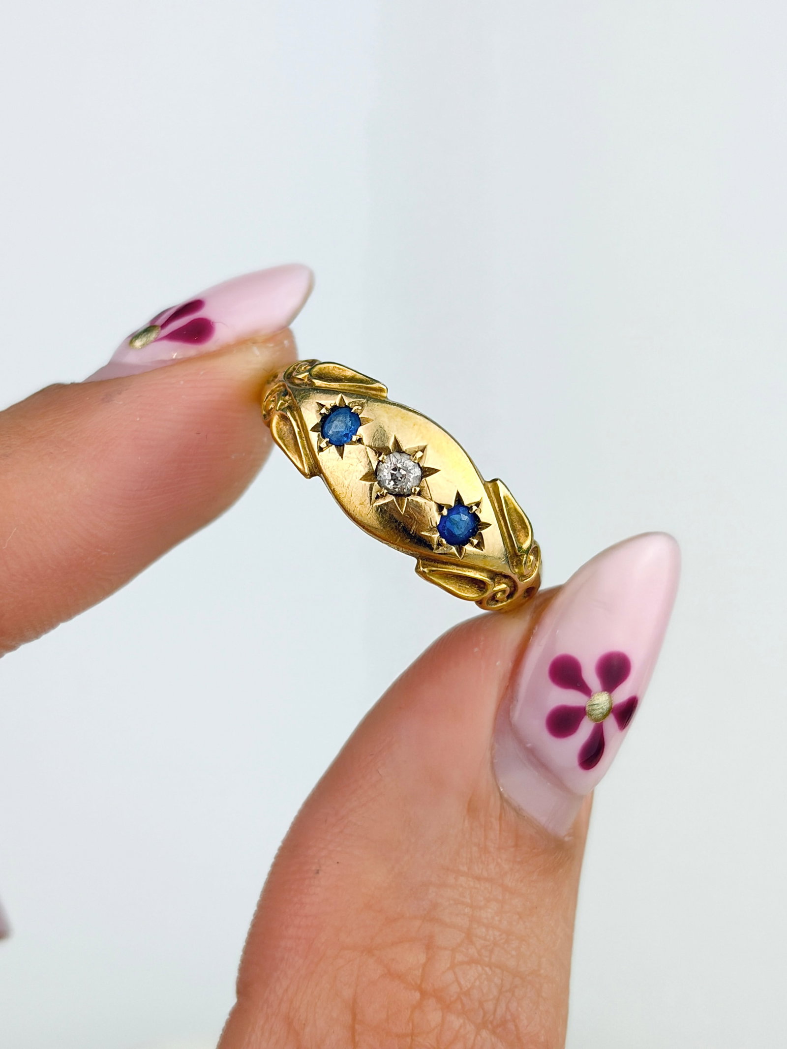 ANTIQUE C.1899 SAPPHIRE AND DIAMOND 3 STONE RING IN 18CT YELLOW GOLD - 5