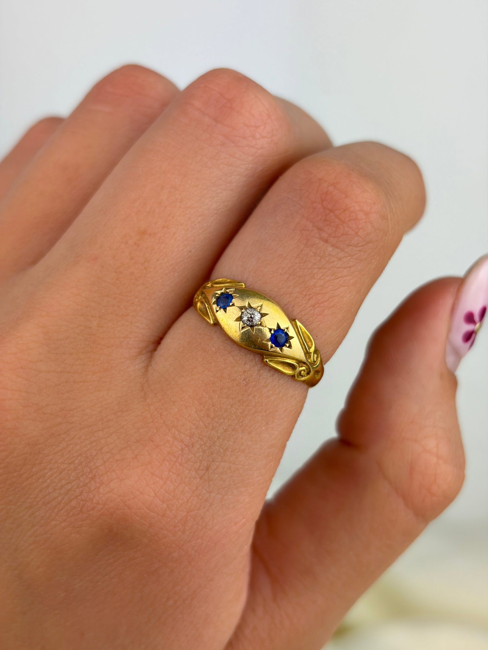 ANTIQUE C.1899 SAPPHIRE AND DIAMOND 3 STONE RING IN 18CT YELLOW GOLD - 8