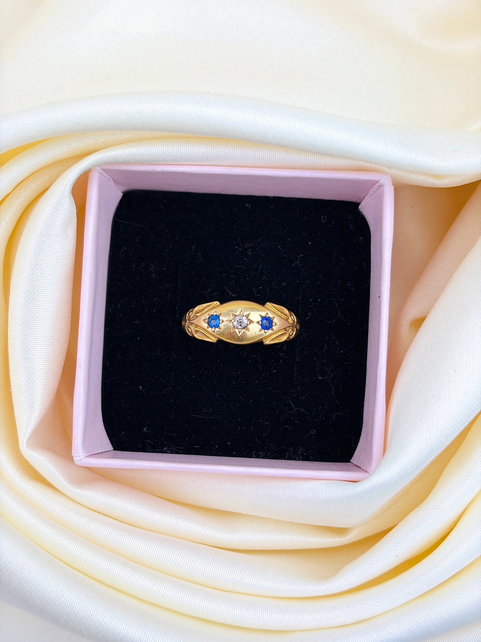 ANTIQUE C.1899 SAPPHIRE AND DIAMOND 3 STONE RING IN 18CT YELLOW GOLD - 9