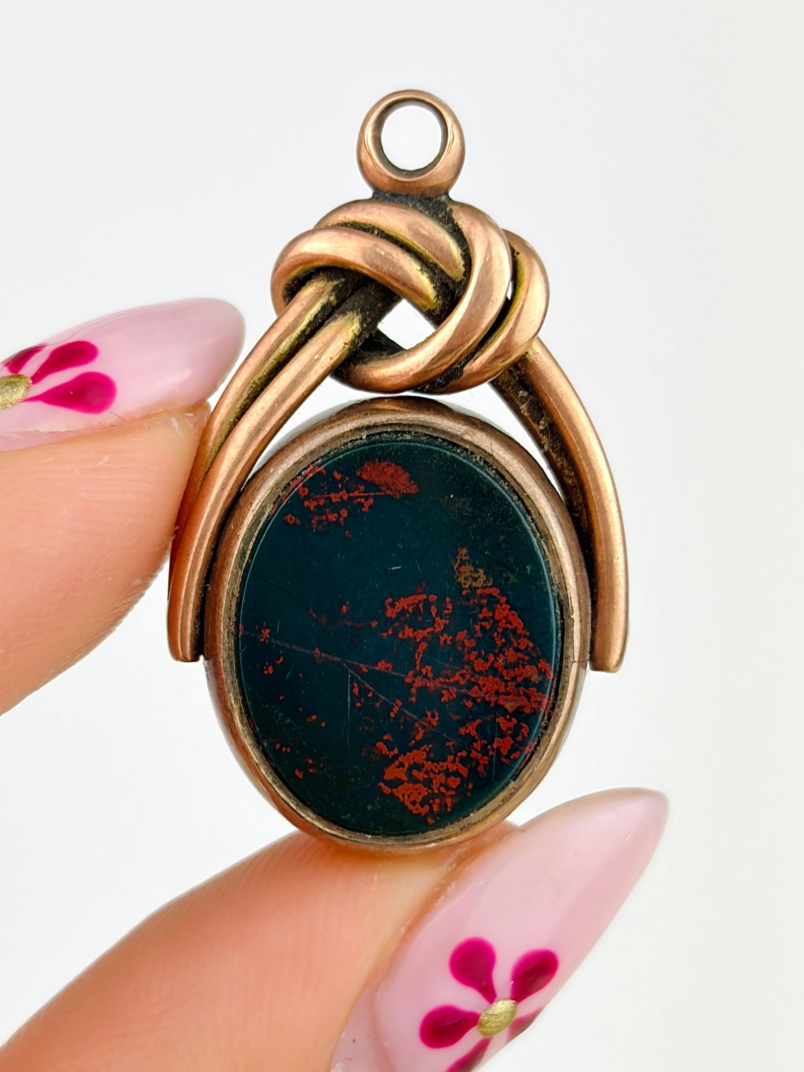 ANTIQUE VICTORIAN KNOT BLOODSTONE AND CARNELIAN SPINNER FOB PENDANT IN 10CT GOLD: ANTIQUE VICTORIAN KNOT BLOODSTONE AND CARNELIAN SPINNER FOB PENDANT IN 10CT GOLD