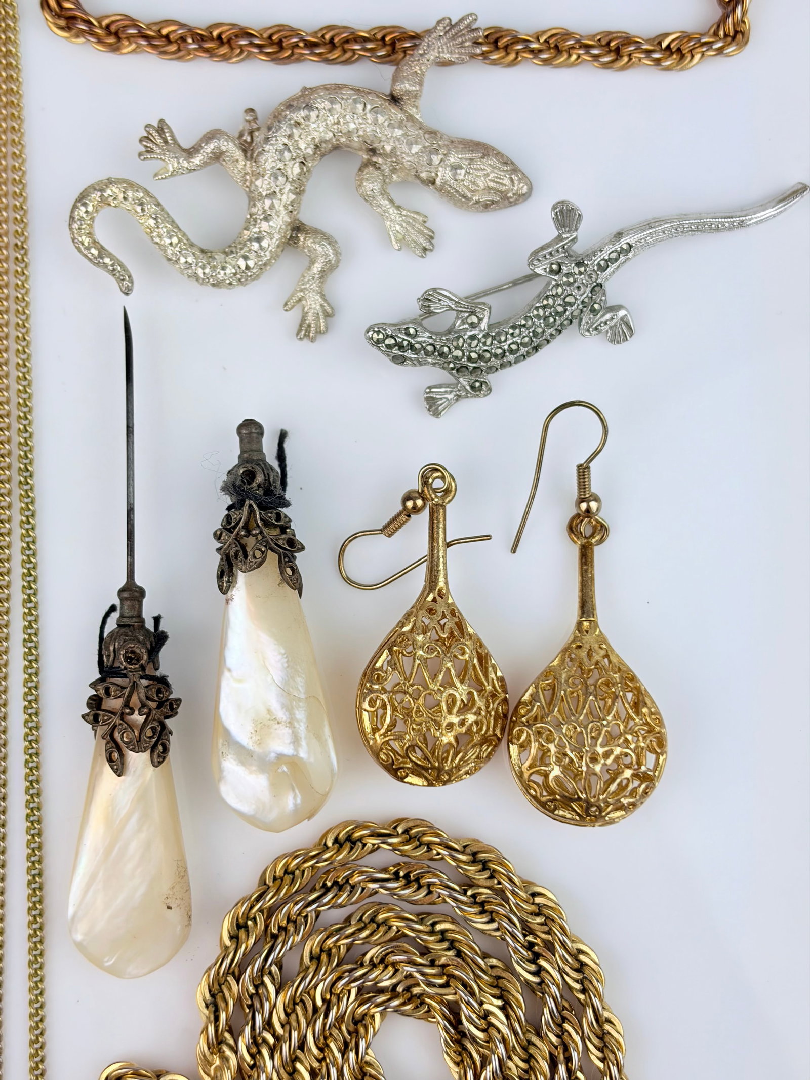 MIXED LOT BROOCHES, CHAIN, GROUSE FOOT ETC - 3