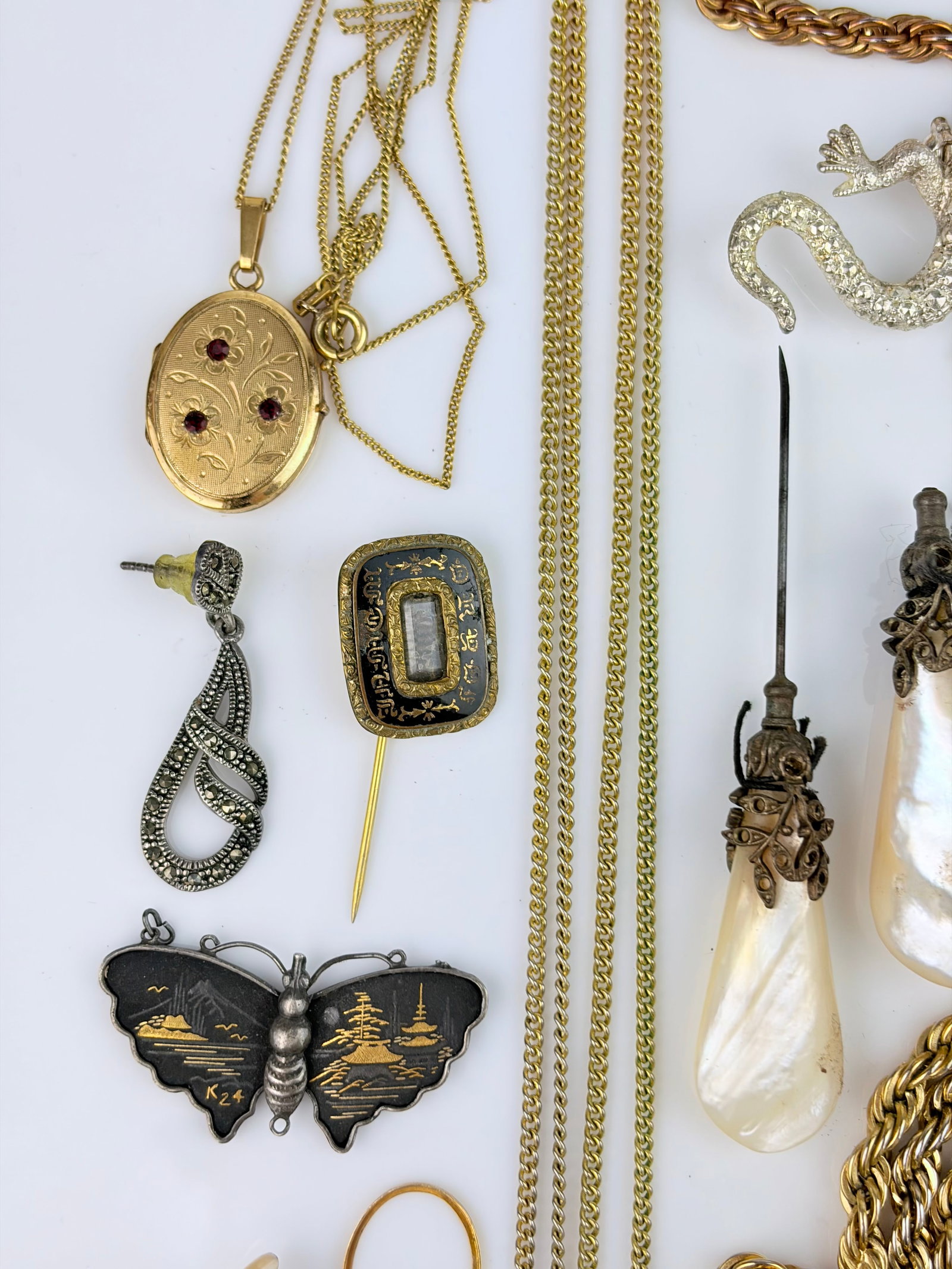 MIXED LOT BROOCHES, CHAIN, GROUSE FOOT ETC - 4