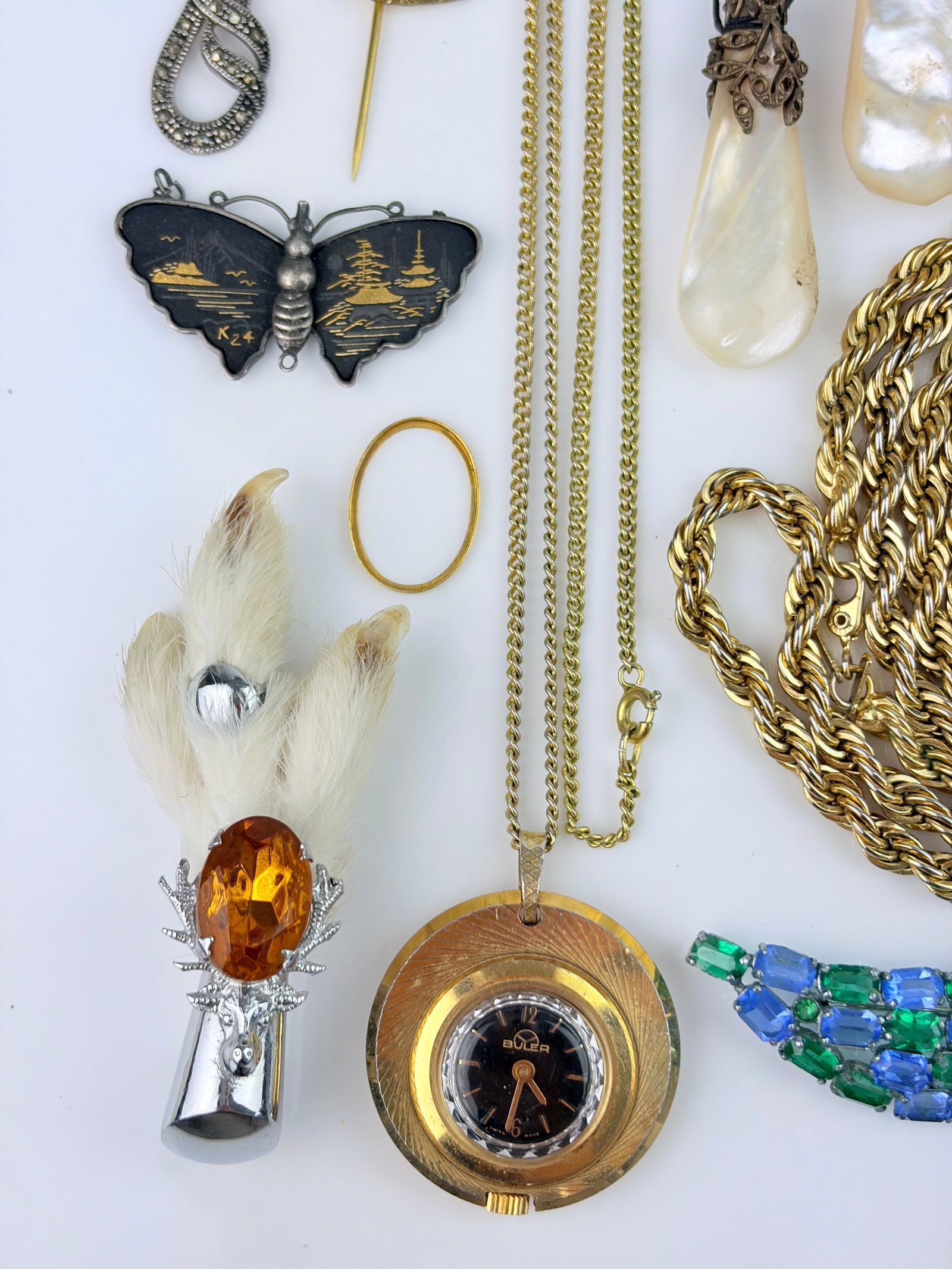 MIXED LOT BROOCHES, CHAIN, GROUSE FOOT ETC - 5