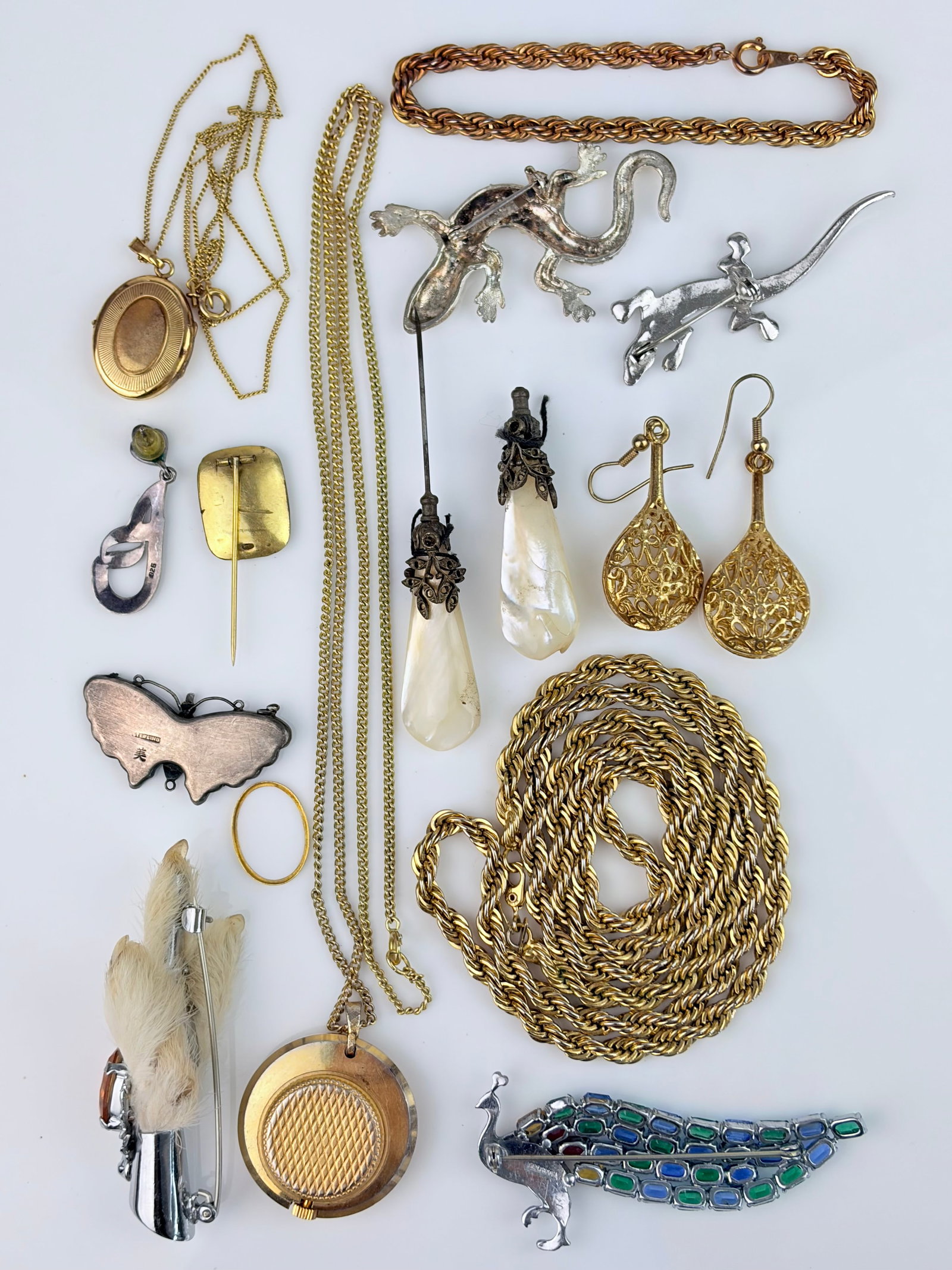MIXED LOT BROOCHES, CHAIN, GROUSE FOOT ETC - 6