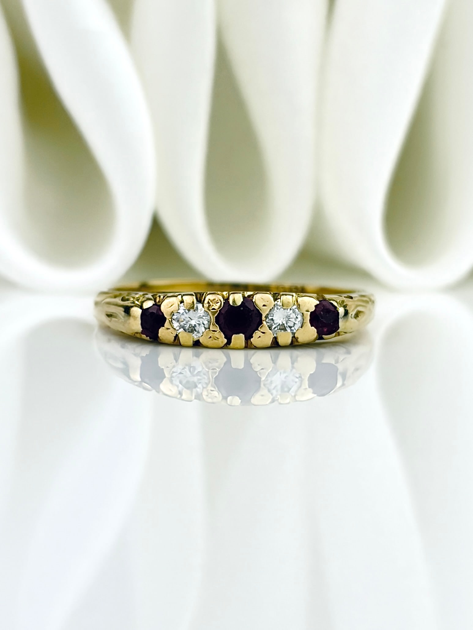 LOVELY 18CT YELLOW GOLD RUBY AND DIAMOND 5 STONE SCROLL SET RING (1 of 9)