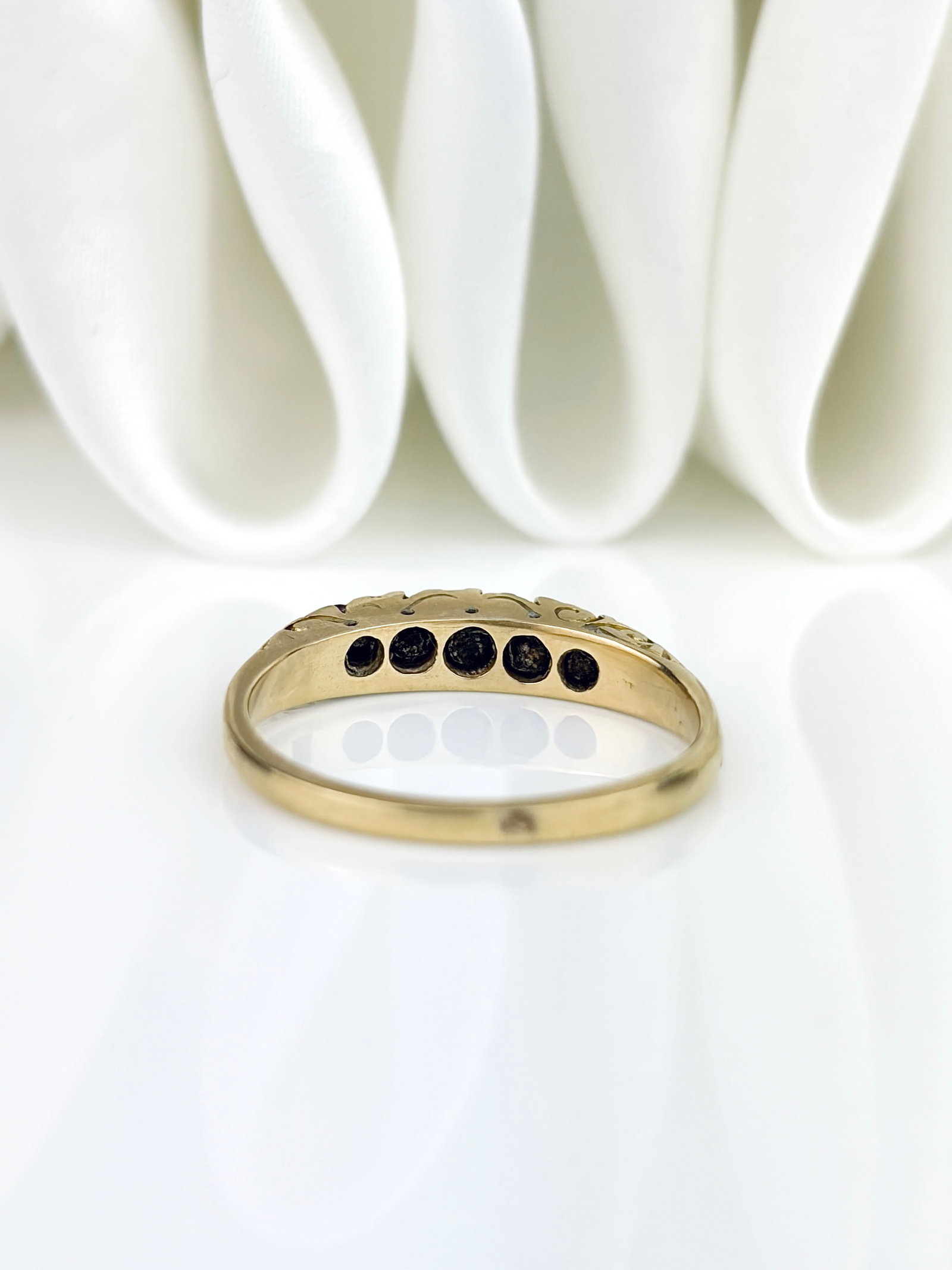 LOVELY 18CT YELLOW GOLD RUBY AND DIAMOND 5 STONE SCROLL SET RING - 3