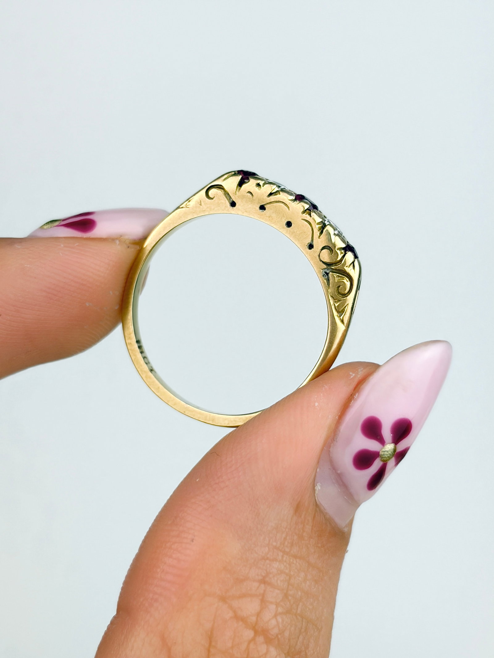 LOVELY 18CT YELLOW GOLD RUBY AND DIAMOND 5 STONE SCROLL SET RING - 6