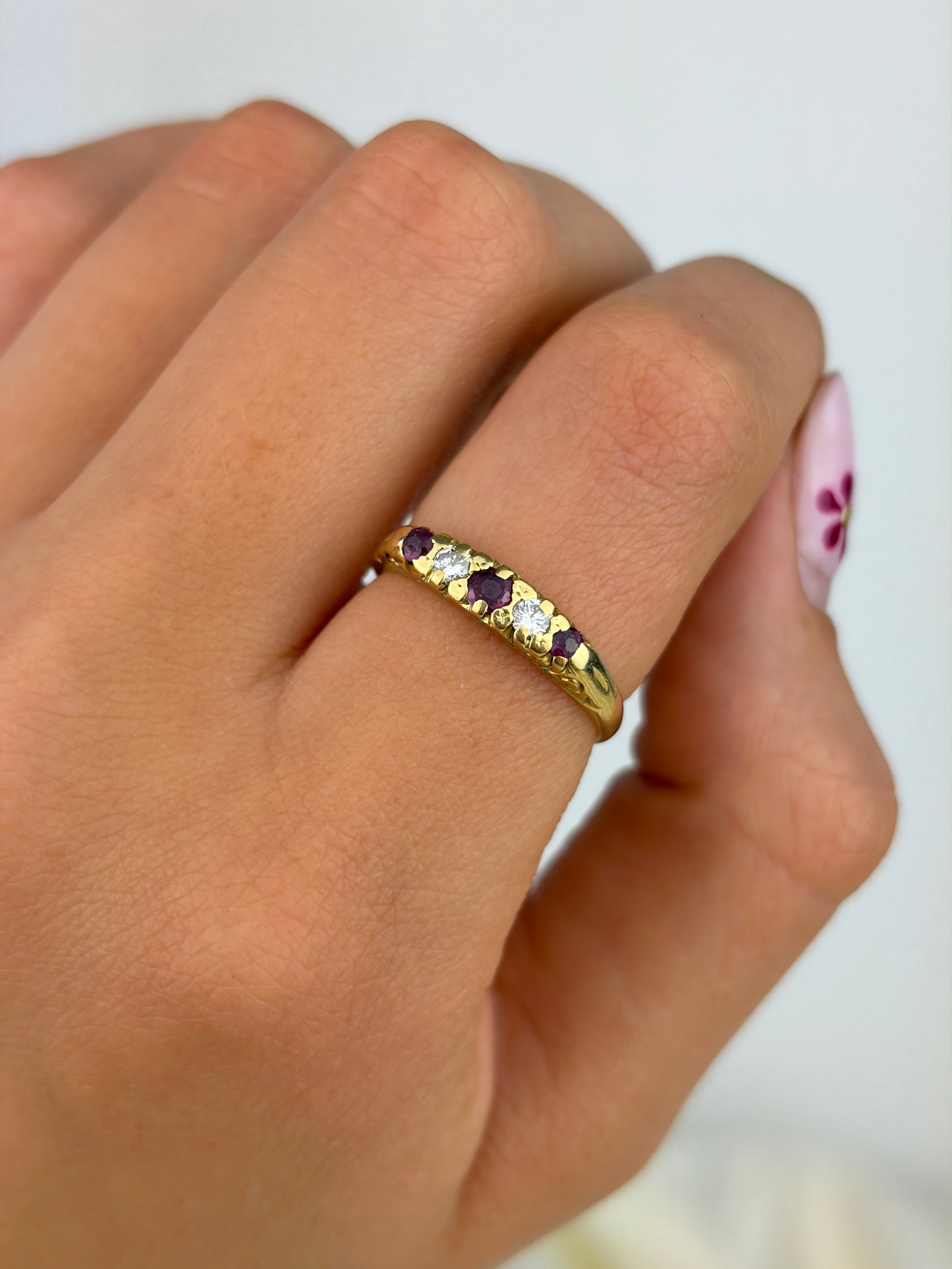 LOVELY 18CT YELLOW GOLD RUBY AND DIAMOND 5 STONE SCROLL SET RING - 8