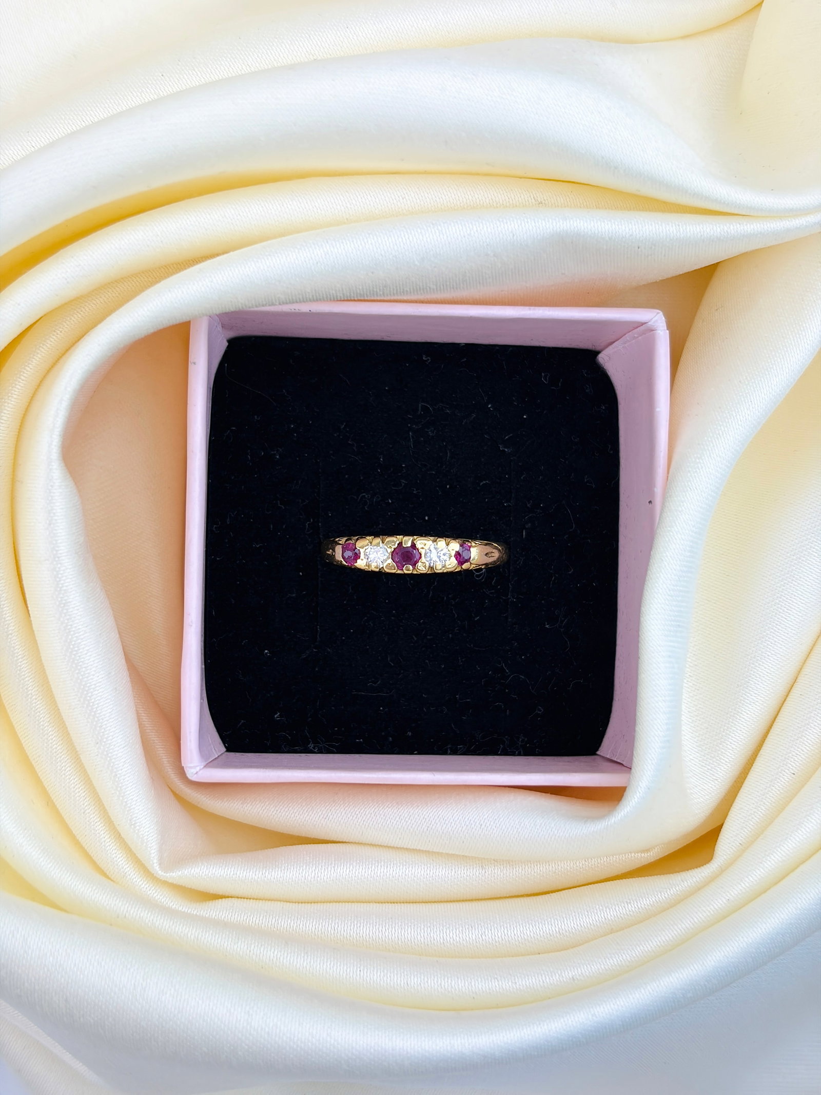LOVELY 18CT YELLOW GOLD RUBY AND DIAMOND 5 STONE SCROLL SET RING - 9