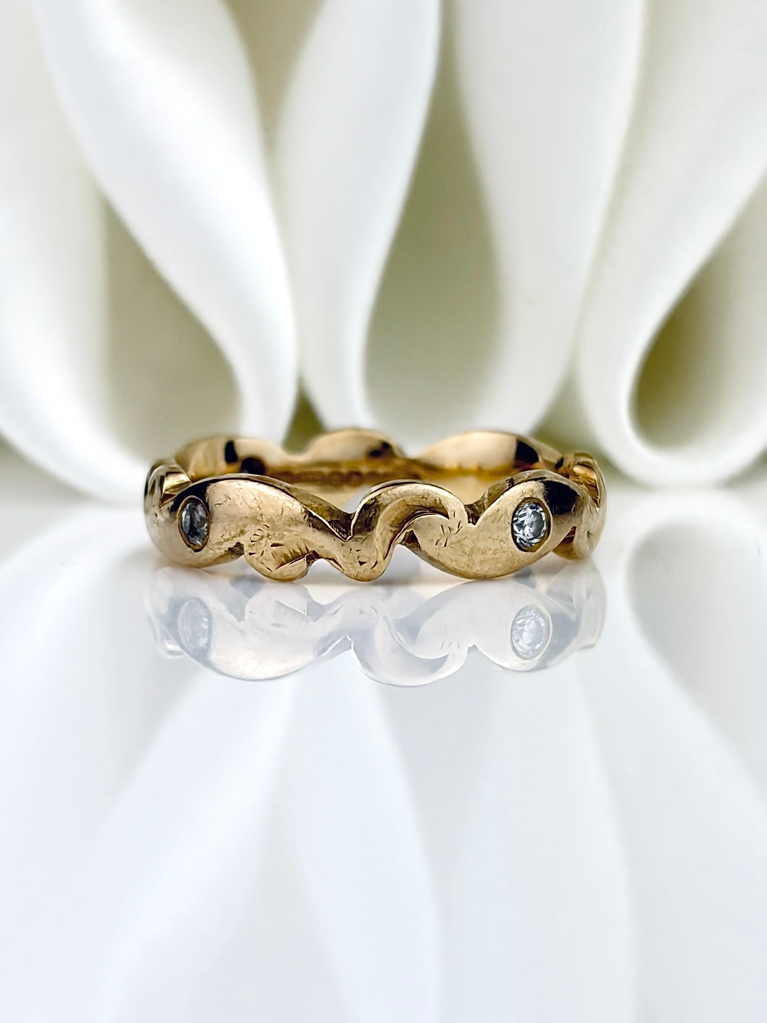 VINTAGE 9CT YELLOW GOLD DIAMOND TWIST BAND RING: VINTAGE 9CT YELLOW GOLD DIAMOND TWIST BAND RING A truly lovely ring, that would make a beautiful wedding band!