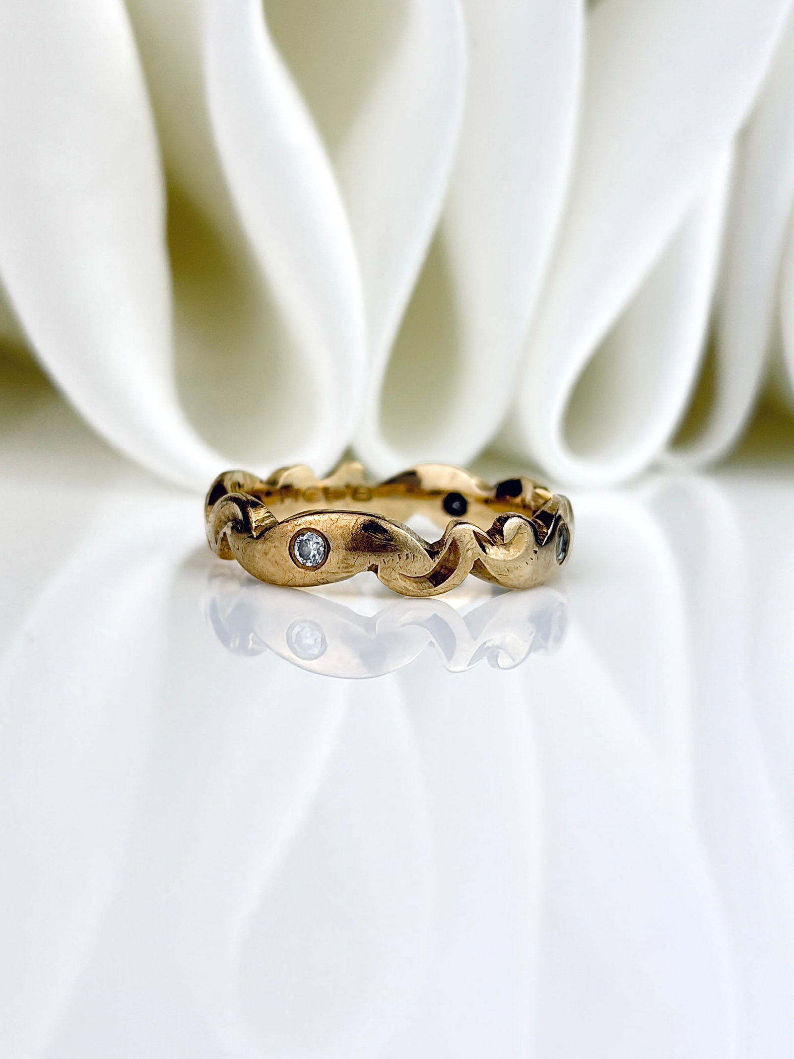 VINTAGE 9CT YELLOW GOLD DIAMOND TWIST BAND RING - 2