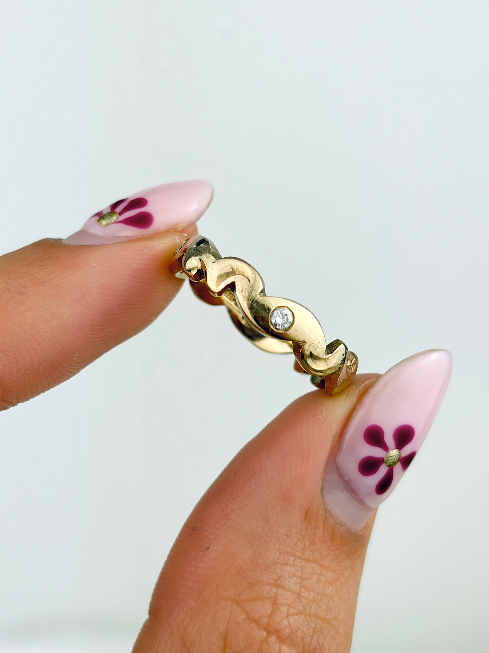 VINTAGE 9CT YELLOW GOLD DIAMOND TWIST BAND RING - 5