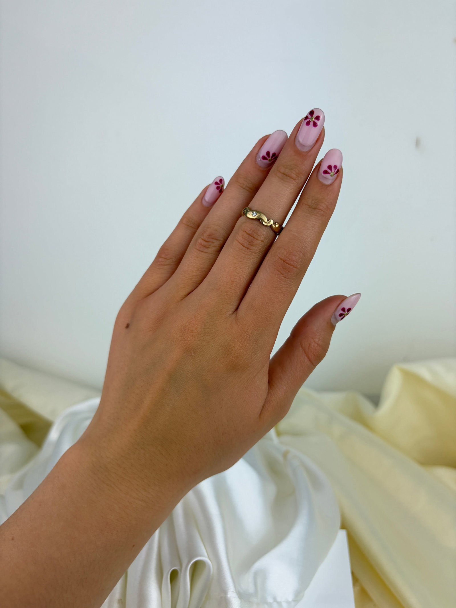 VINTAGE 9CT YELLOW GOLD DIAMOND TWIST BAND RING - 7