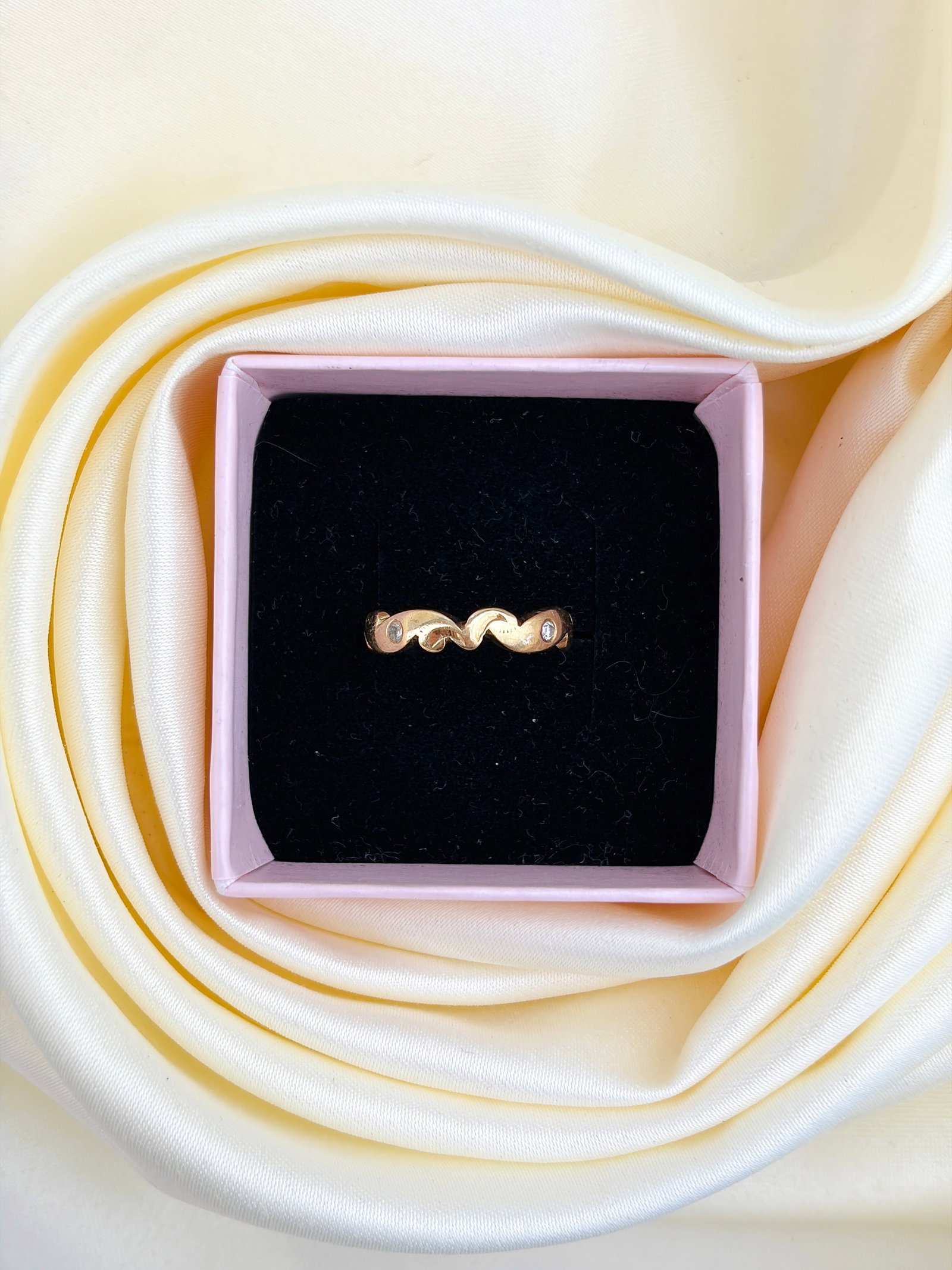 VINTAGE 9CT YELLOW GOLD DIAMOND TWIST BAND RING - 9