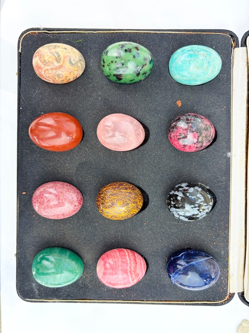 SPECIMEN SET OF AGATE EGGS (1 of 14)