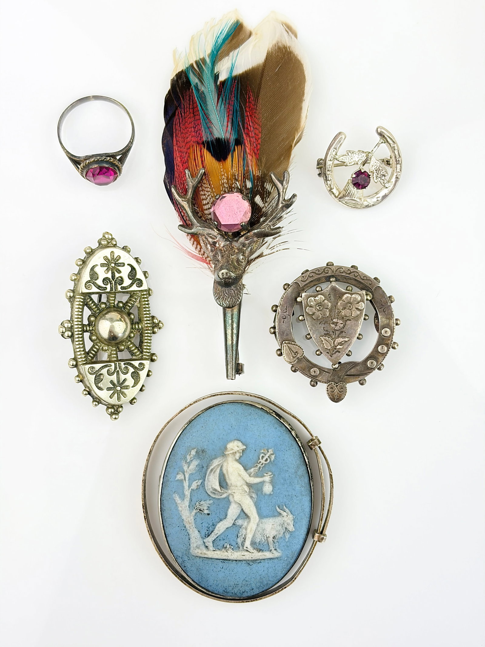 MIXED LOT FEATHER, BROOCHES, WEDGWOOD ETC (1 of 8)