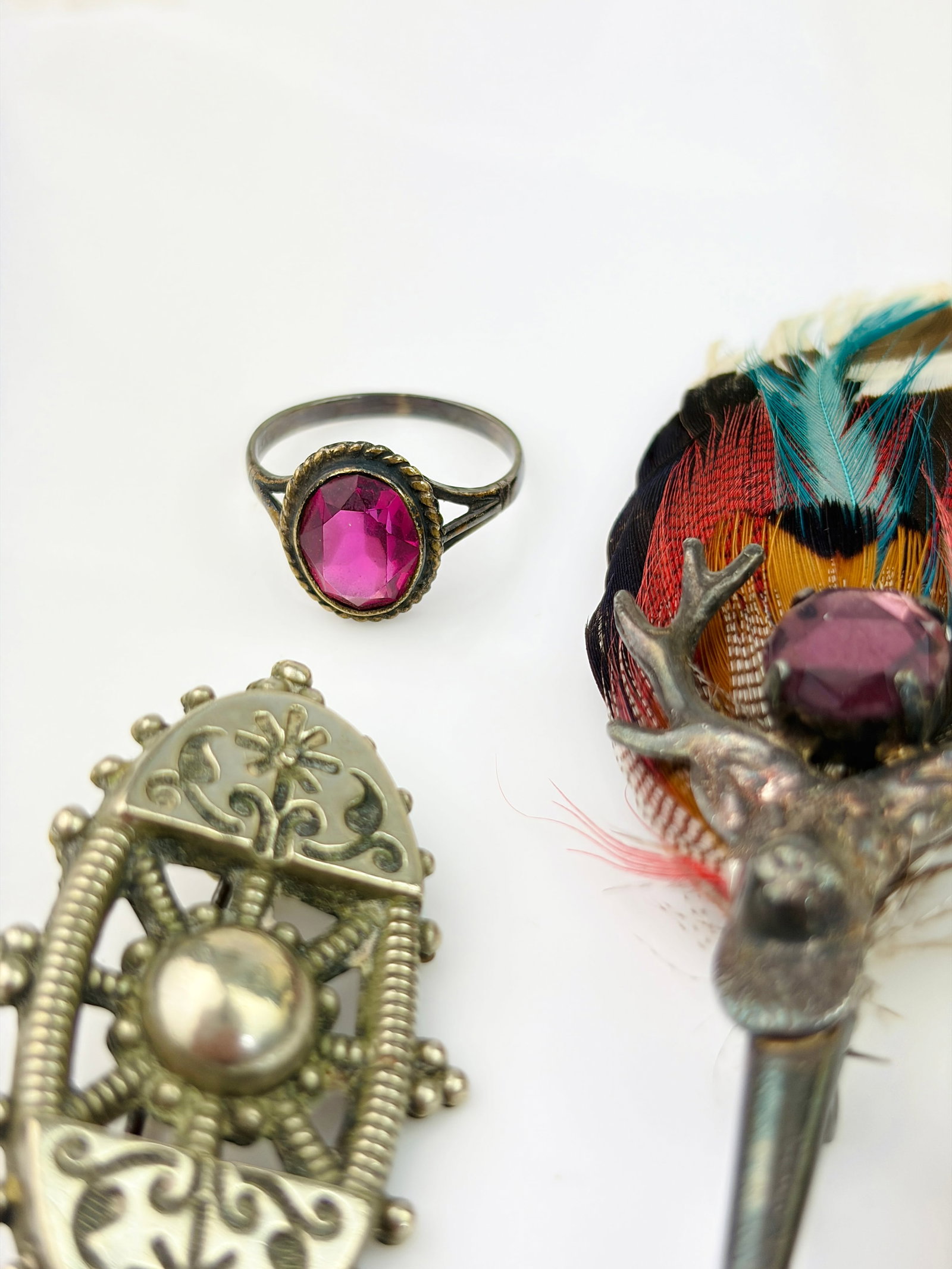 MIXED LOT FEATHER, BROOCHES, WEDGWOOD ETC - 2