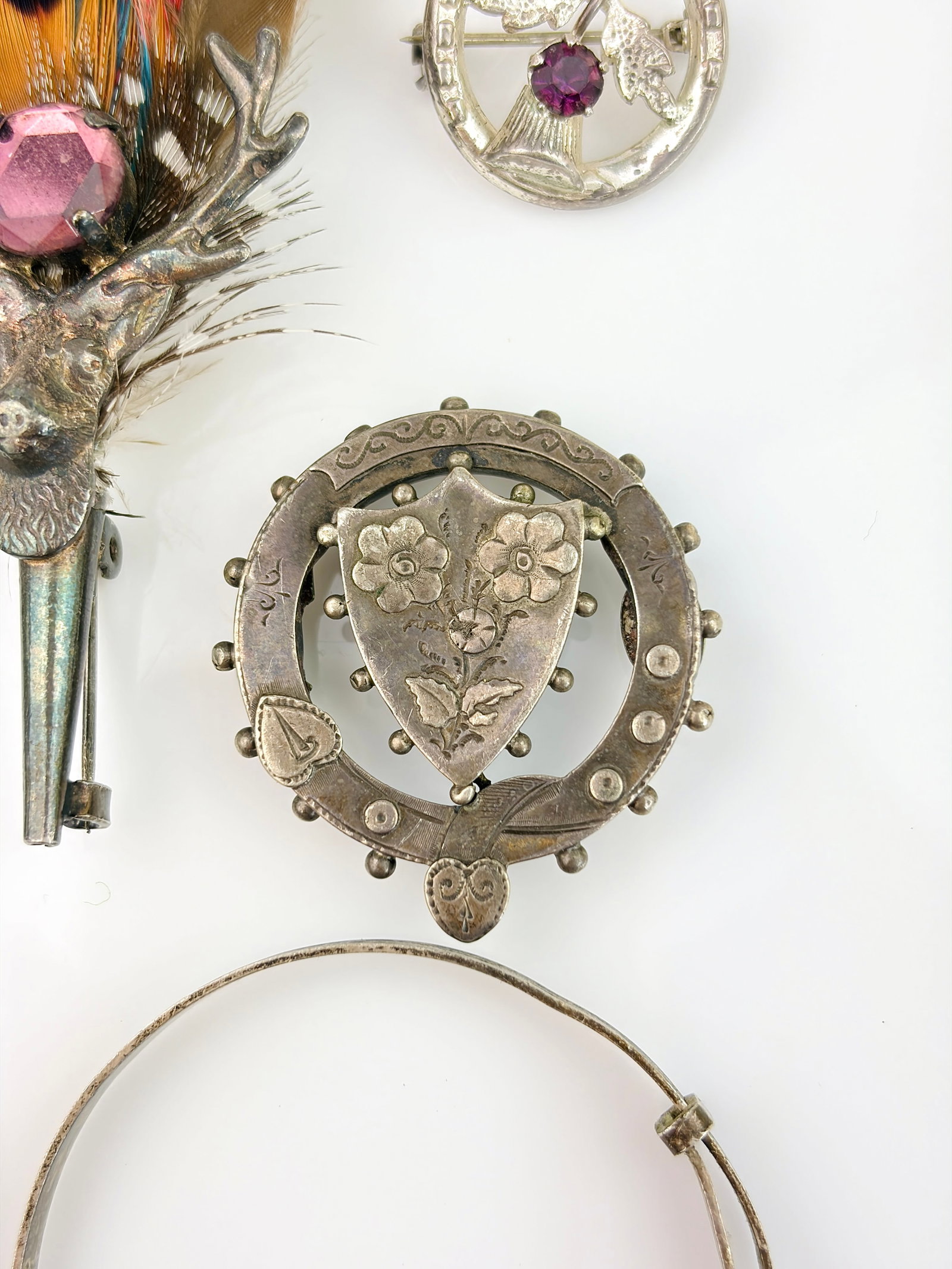 MIXED LOT FEATHER, BROOCHES, WEDGWOOD ETC - 4