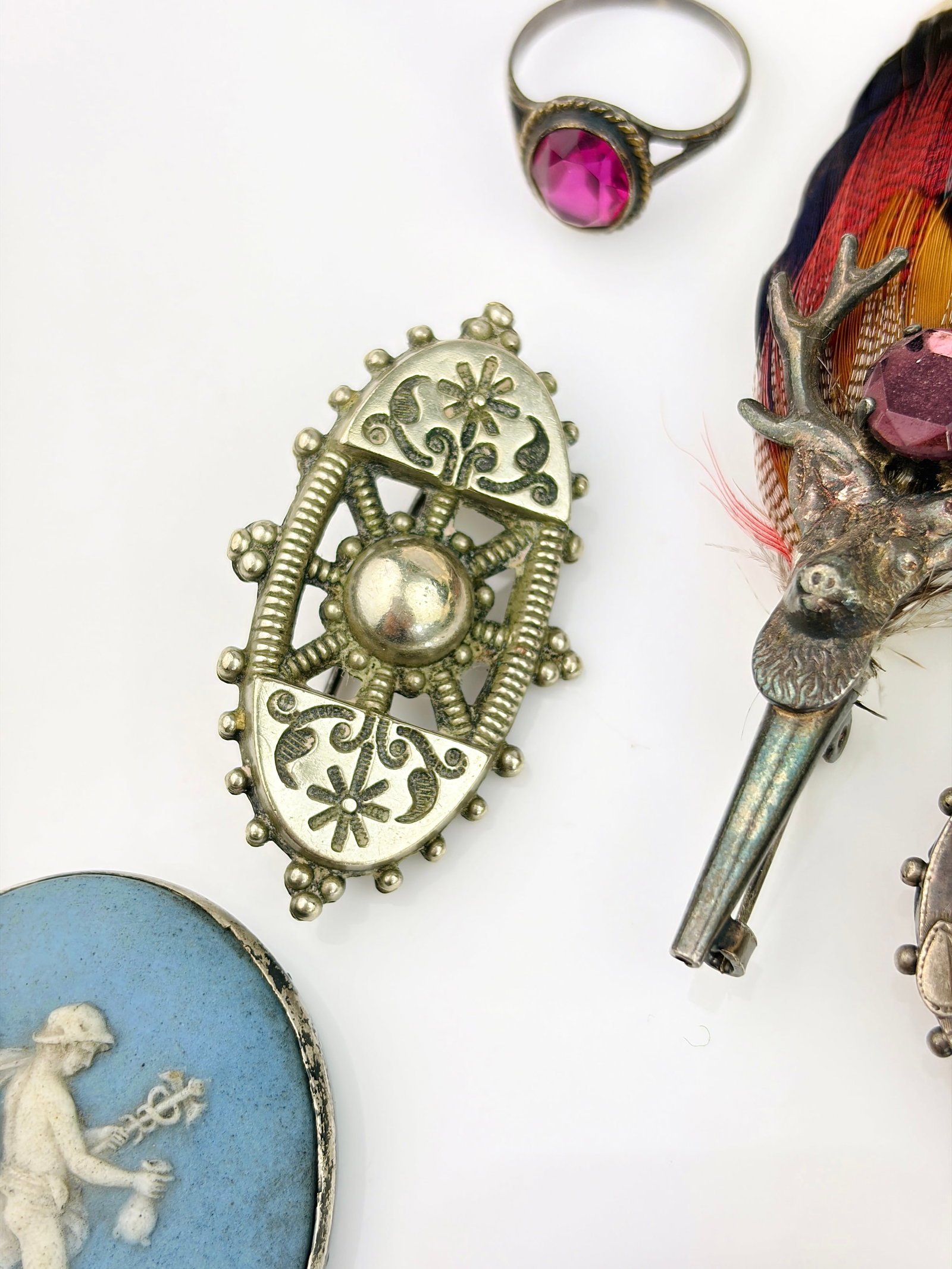 MIXED LOT FEATHER, BROOCHES, WEDGWOOD ETC - 7