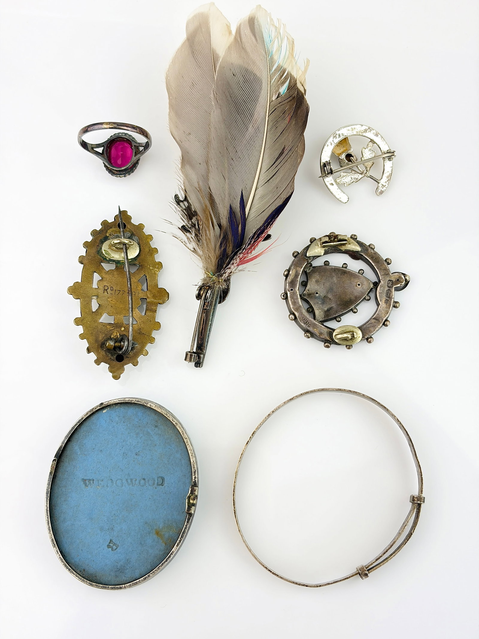 MIXED LOT FEATHER, BROOCHES, WEDGWOOD ETC - 8