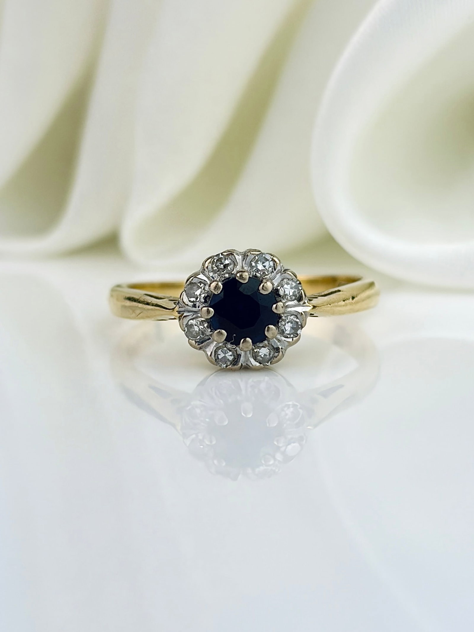 VINTAGE C.1969 18CT YELLOW GOLD SAPPHIRE AND DIAMOND CLUSTER RING (1 of 9)