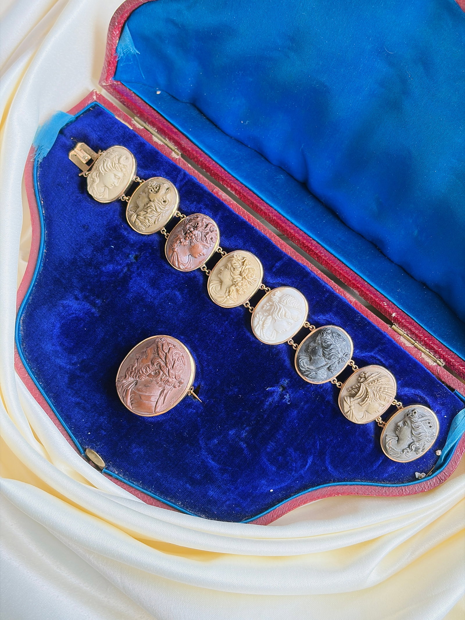 ANTIQUE 18CT GOLD LAVA CAMEO SUITE IN ORIGINAL FITTED BOX: ANTIQUE 18CT GOLD LAVA CAMEO SUITE IN ORIGINAL FITTED BOX A truly amazing piece, with names etched onto the backs of each cameo. Absolutely incredible pieces of history!
