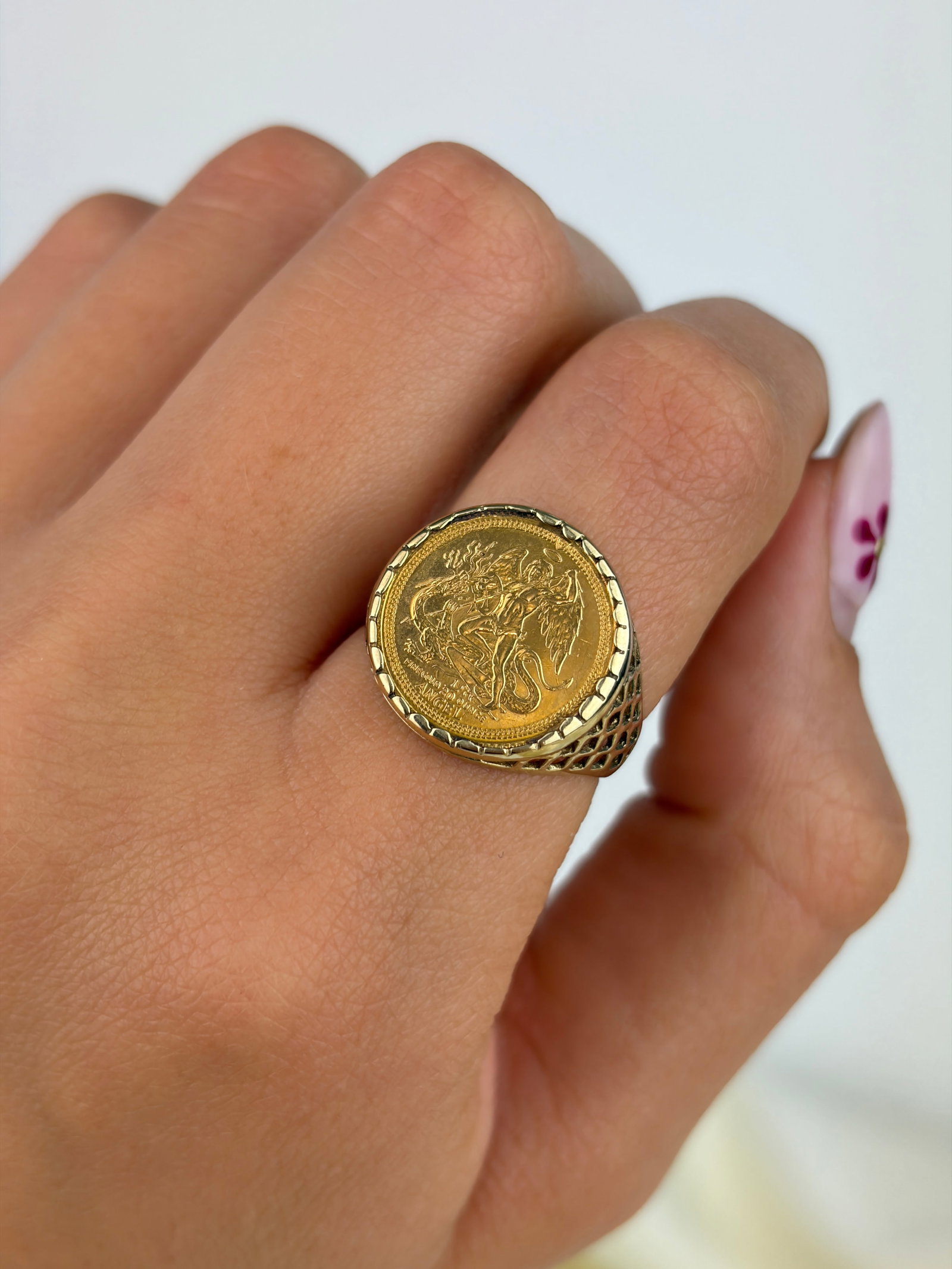 VINTAGE ISLE OF MAN 1/20 OUNCE ANGEL 22CT GOLD COIN SET INTO 9CT GOLD RING - 8