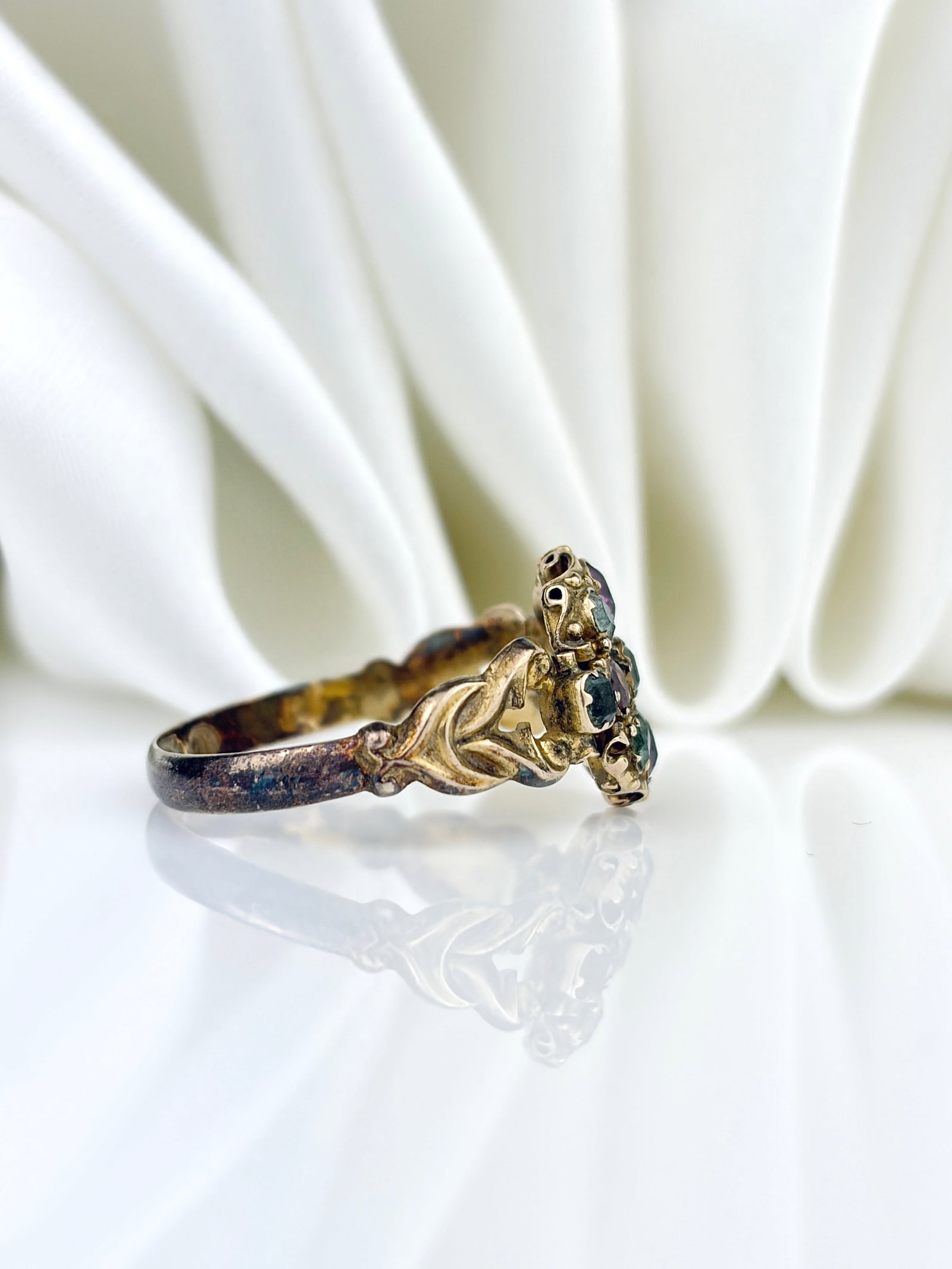 ANTIQUE C.1869 15CT YELLOW GOLD EMERALD, PINK TOURMALINE AND AMETHYST CLUSTER RING - 2