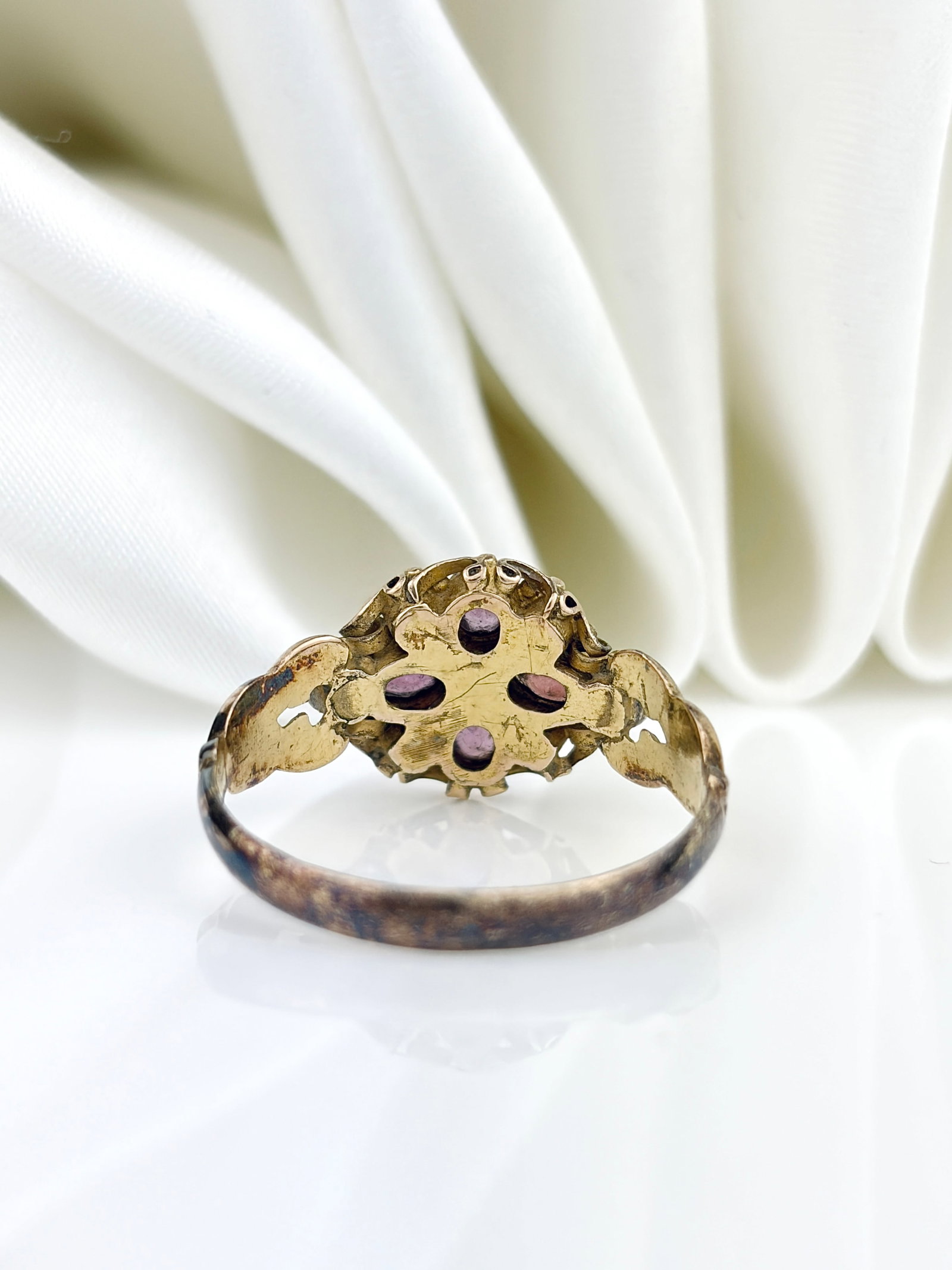 ANTIQUE C.1869 15CT YELLOW GOLD EMERALD, PINK TOURMALINE AND AMETHYST CLUSTER RING - 3