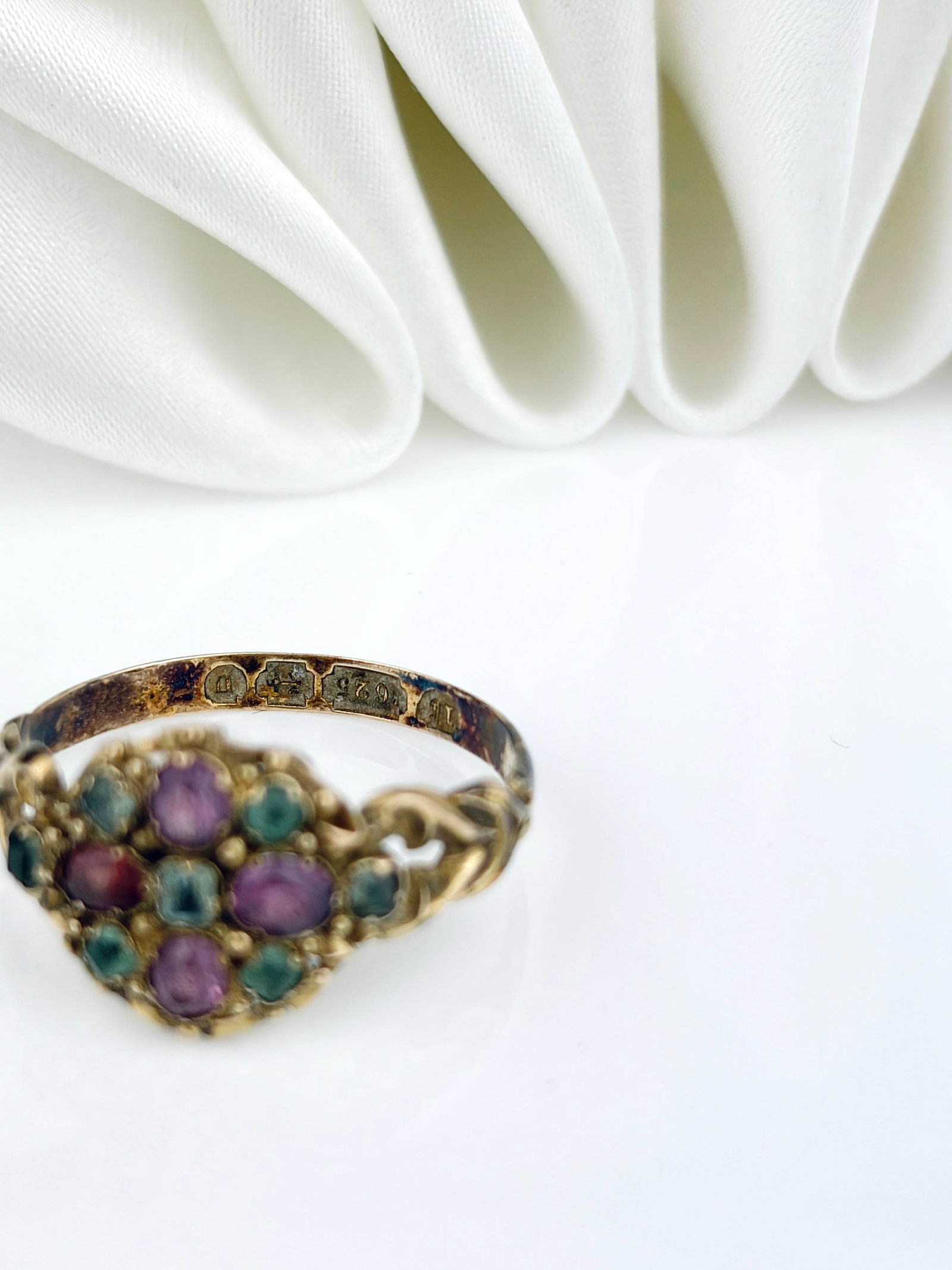 ANTIQUE C.1869 15CT YELLOW GOLD EMERALD, PINK TOURMALINE AND AMETHYST CLUSTER RING - 4