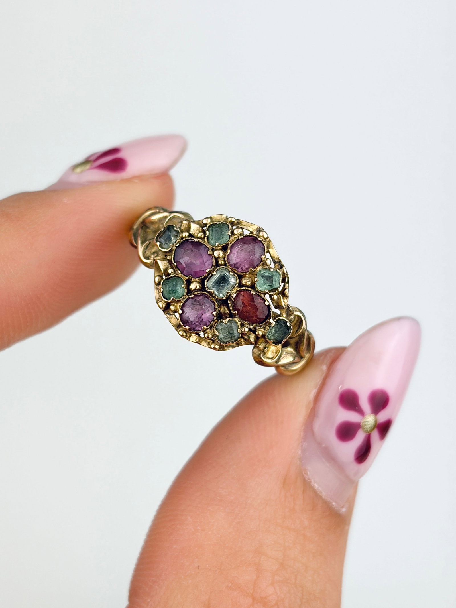 ANTIQUE C.1869 15CT YELLOW GOLD EMERALD, PINK TOURMALINE AND AMETHYST CLUSTER RING - 5