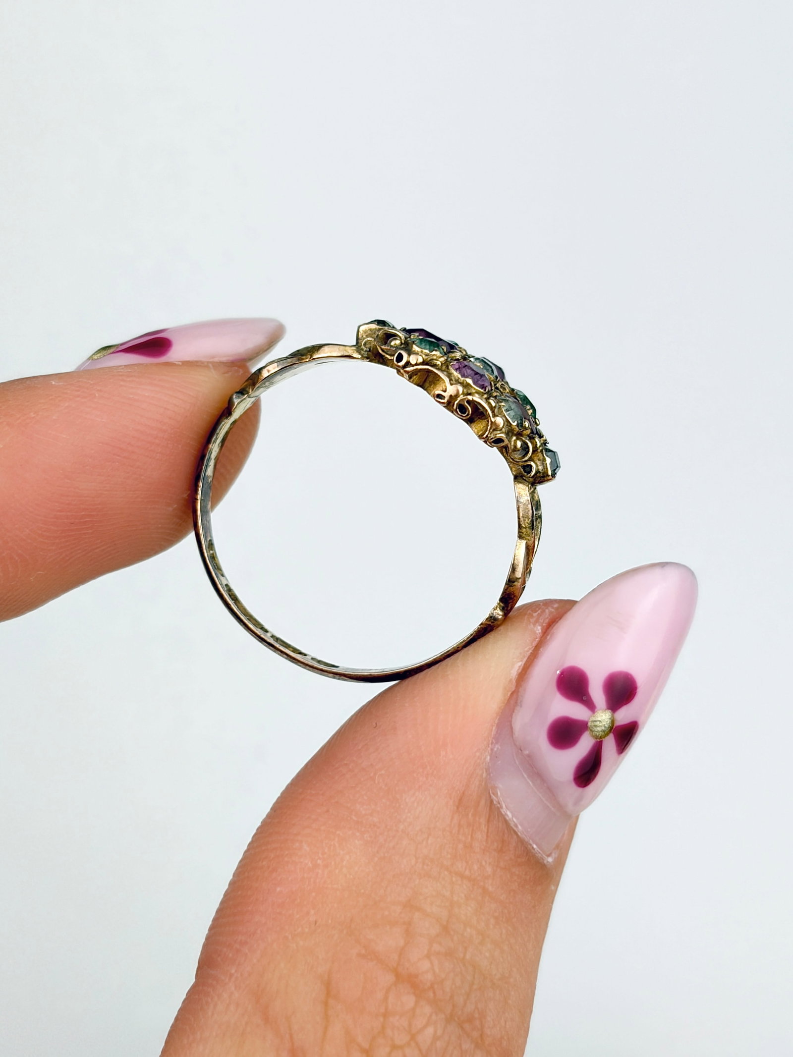 ANTIQUE C.1869 15CT YELLOW GOLD EMERALD, PINK TOURMALINE AND AMETHYST CLUSTER RING - 6
