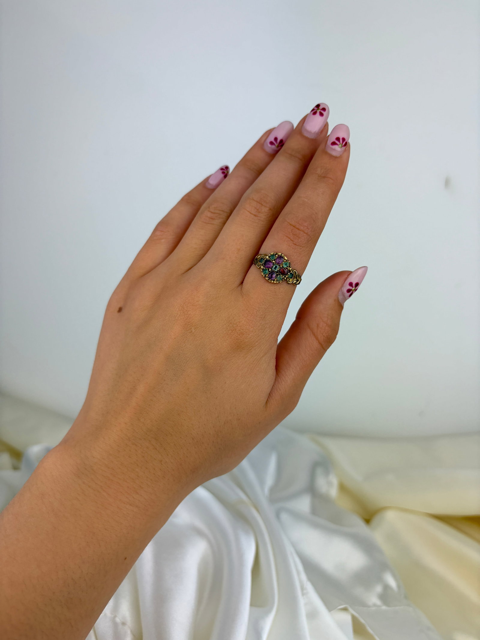 ANTIQUE C.1869 15CT YELLOW GOLD EMERALD, PINK TOURMALINE AND AMETHYST CLUSTER RING - 7