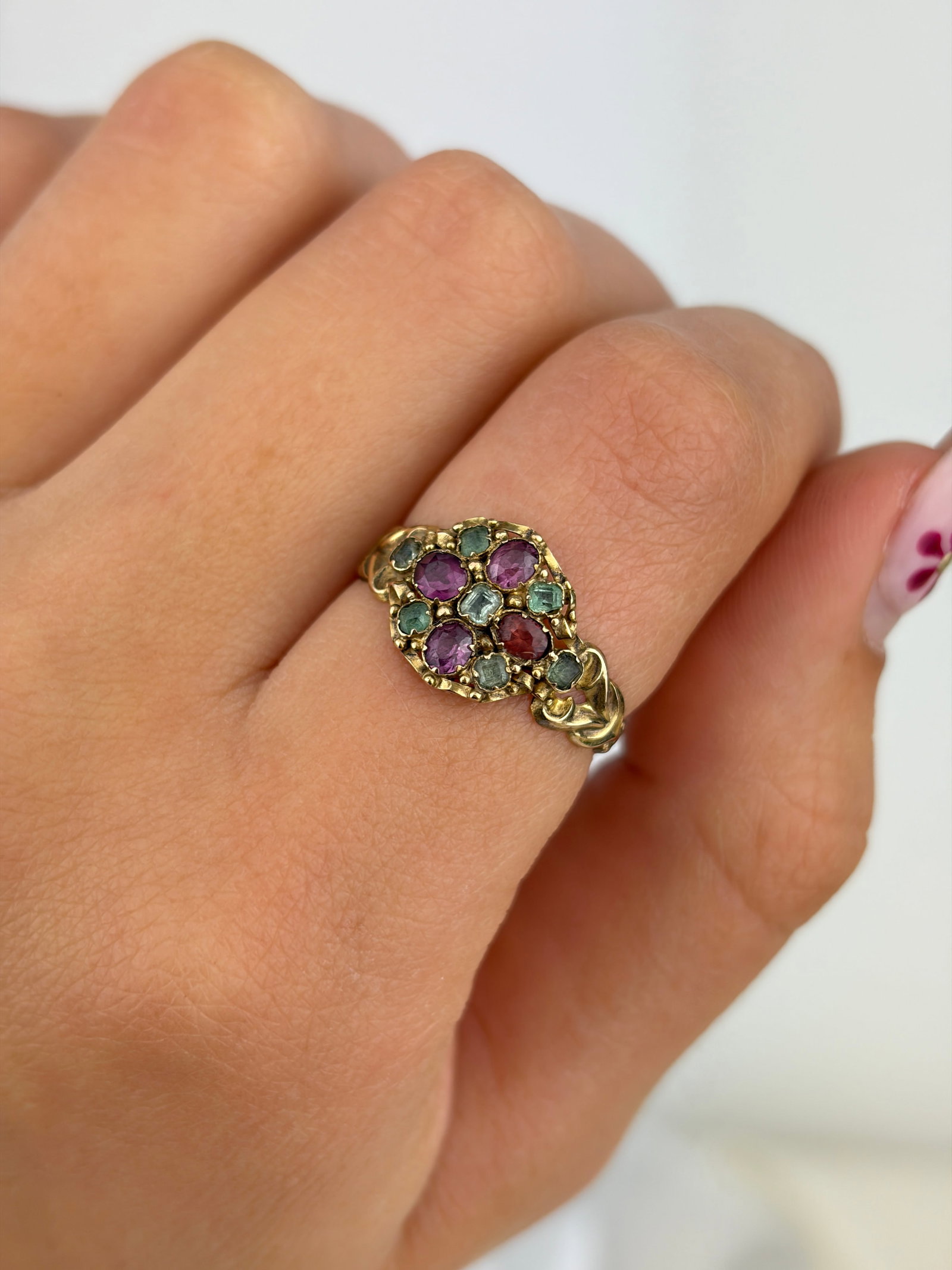 ANTIQUE C.1869 15CT YELLOW GOLD EMERALD, PINK TOURMALINE AND AMETHYST CLUSTER RING - 8