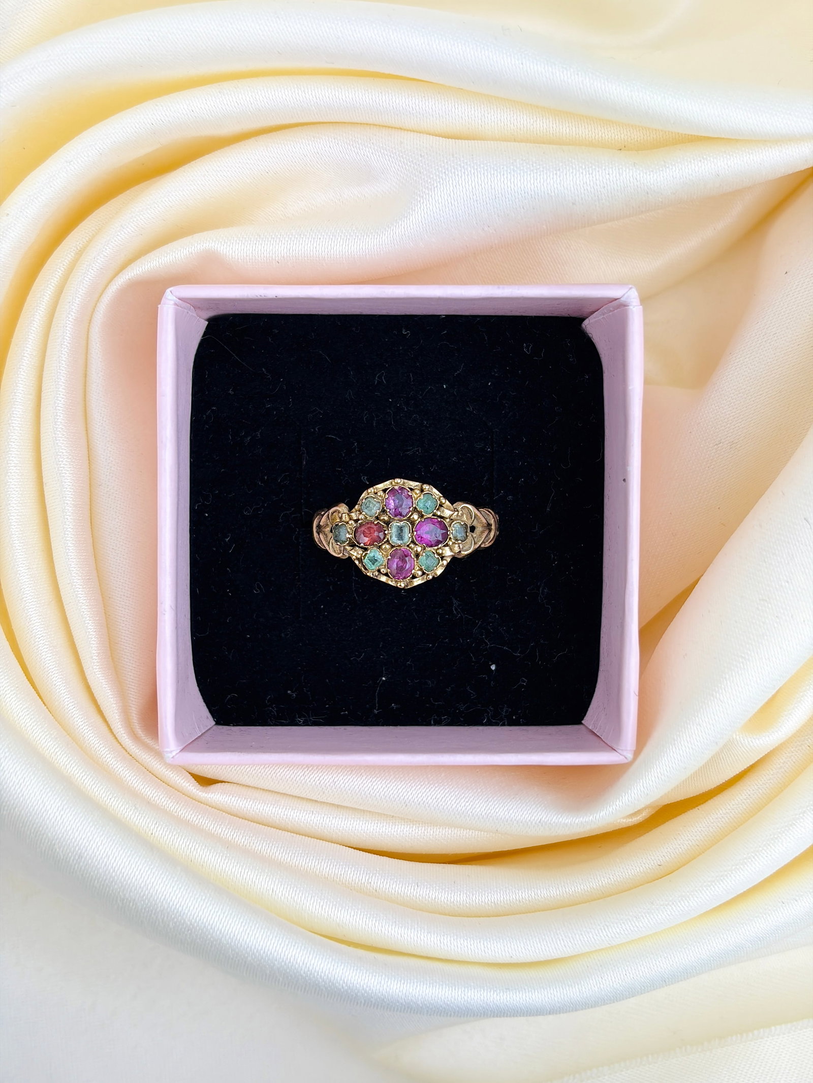 ANTIQUE C.1869 15CT YELLOW GOLD EMERALD, PINK TOURMALINE AND AMETHYST CLUSTER RING - 9