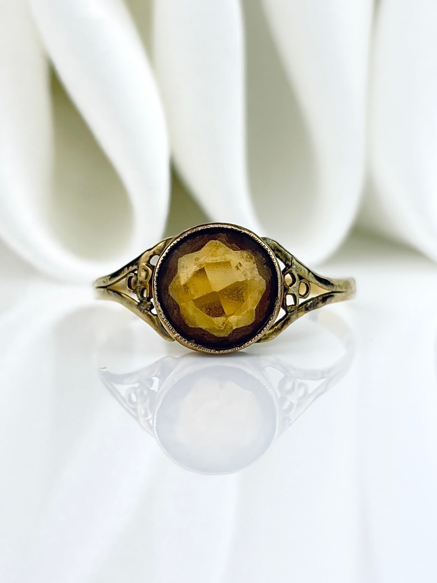 15CT YELLOW GOLD CITRINE SOLITAIRE RING: 15CT YELLOW GOLD CITRINE SOLITAIRE RING Weight: 1.26g Size: UK P1/2, US 8.25, Head of ring 8.5x8.5mm, height off finger 3.5mm Materials: 15ct gold Hallmarks: None present, tests as 15ct 