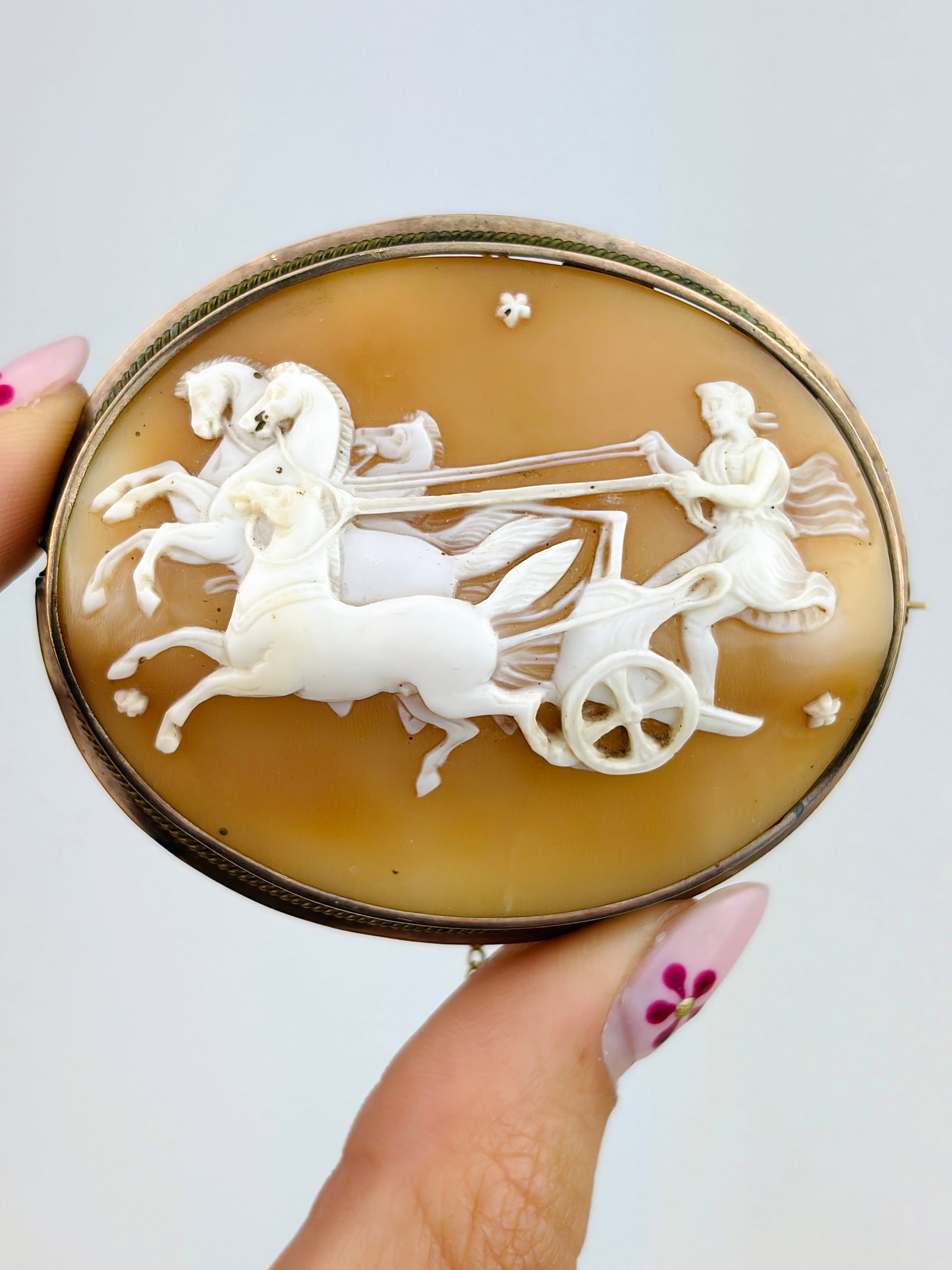 LARGE VICTORIAN 9CT YELLOW GOLD CAMEO BROOCH: LARGE VICTORIAN 9CT YELLOW GOLD CAMEO BROOCH Amazing large brooch! Weight: 17.74g Size: 50x60x15mm Materials: 9ct gold Hallmarks: None present Condition: Very good overall condition. Some