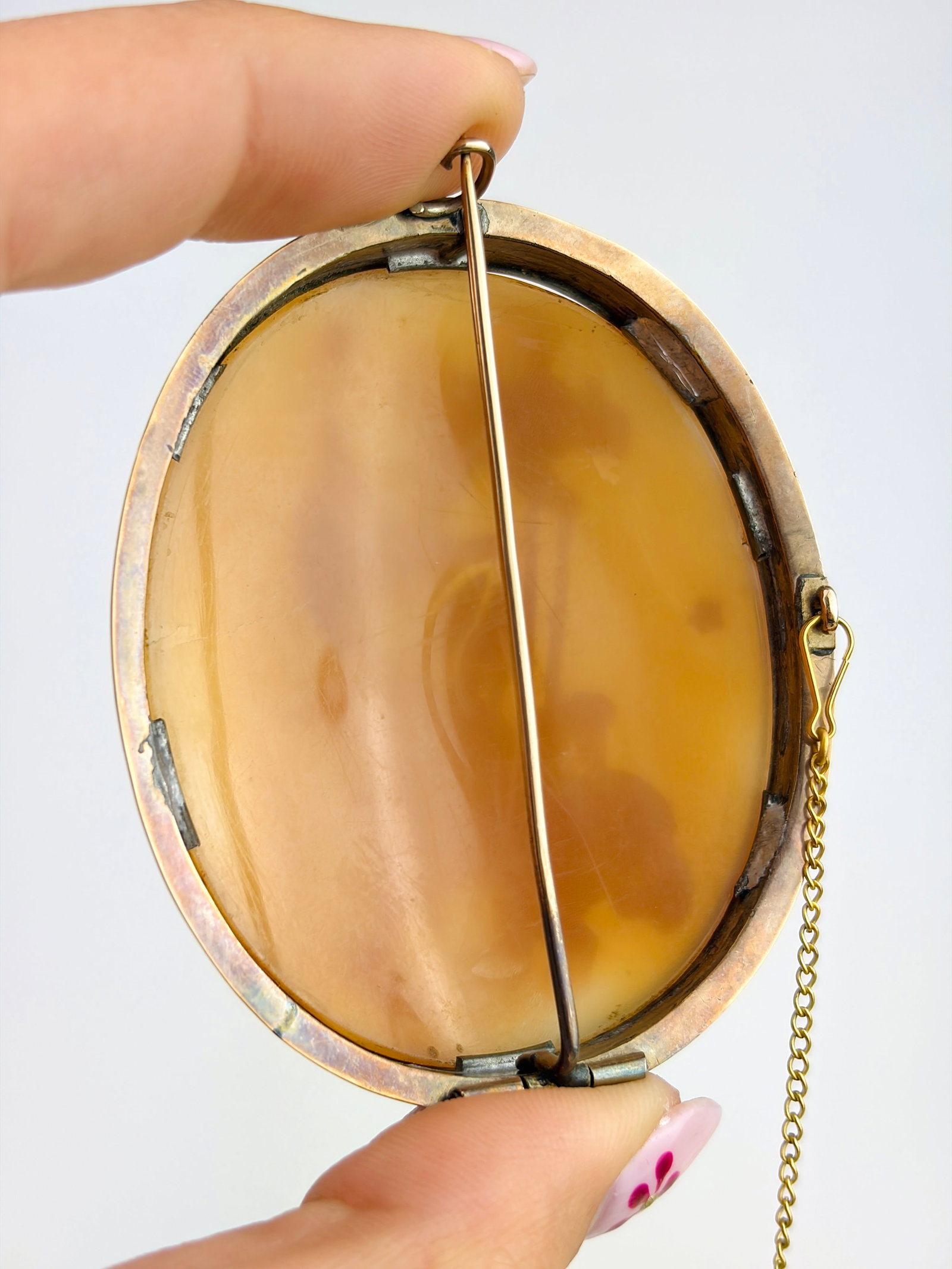LARGE VICTORIAN 9CT YELLOW GOLD CAMEO BROOCH - 3
